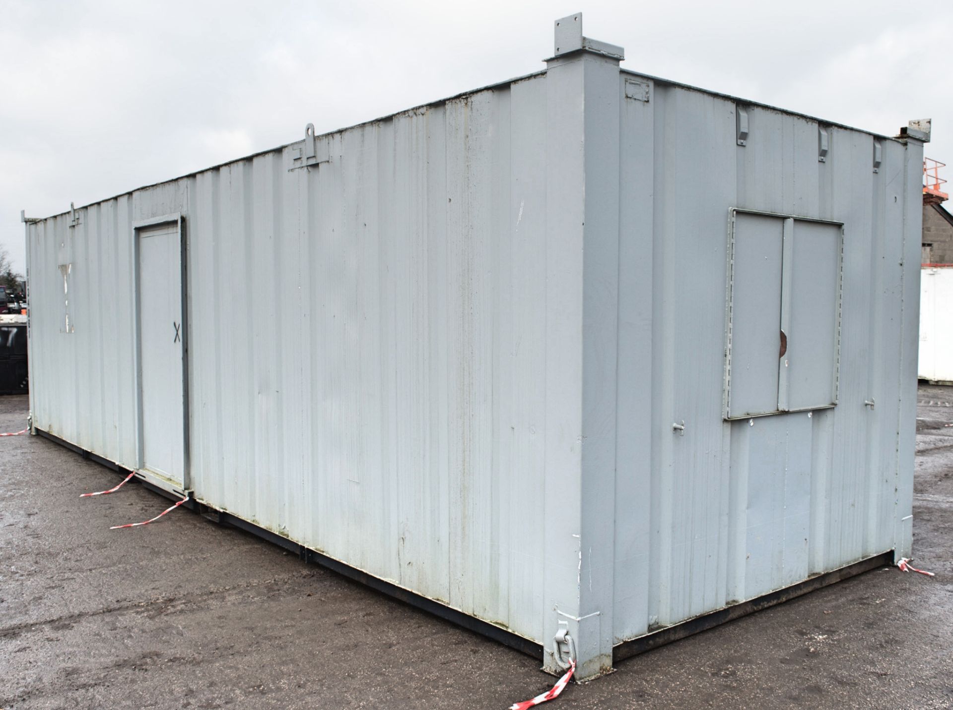 32 ft x 10 ft steel anti-vandal office site unit Comprising of: 2 - offices c/w Keys BB34061 - Image 2 of 8