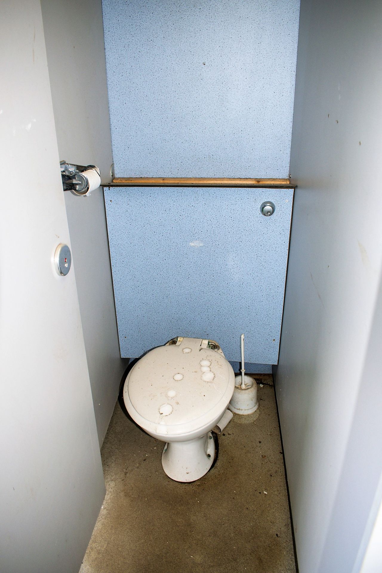 12 ft x 8 ft steel anti vandal toilet site unit Comprising of Gents toilet (2 - cubicles, 2 - - Image 7 of 13