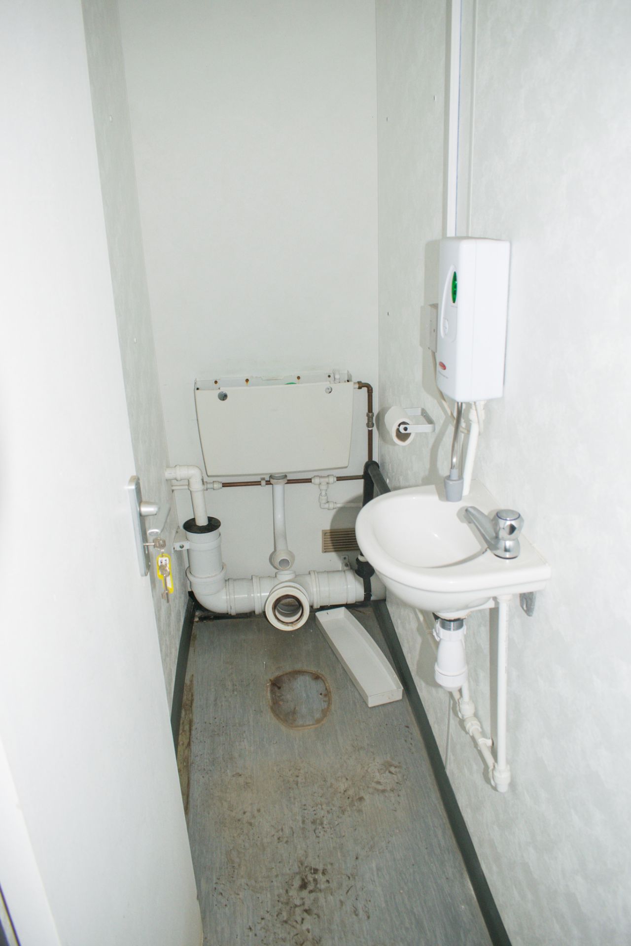 32 ft x 10 ft steel anti-vandal toilet/changing room site unit Comprising of: Lobby, Kitchen - Image 7 of 12