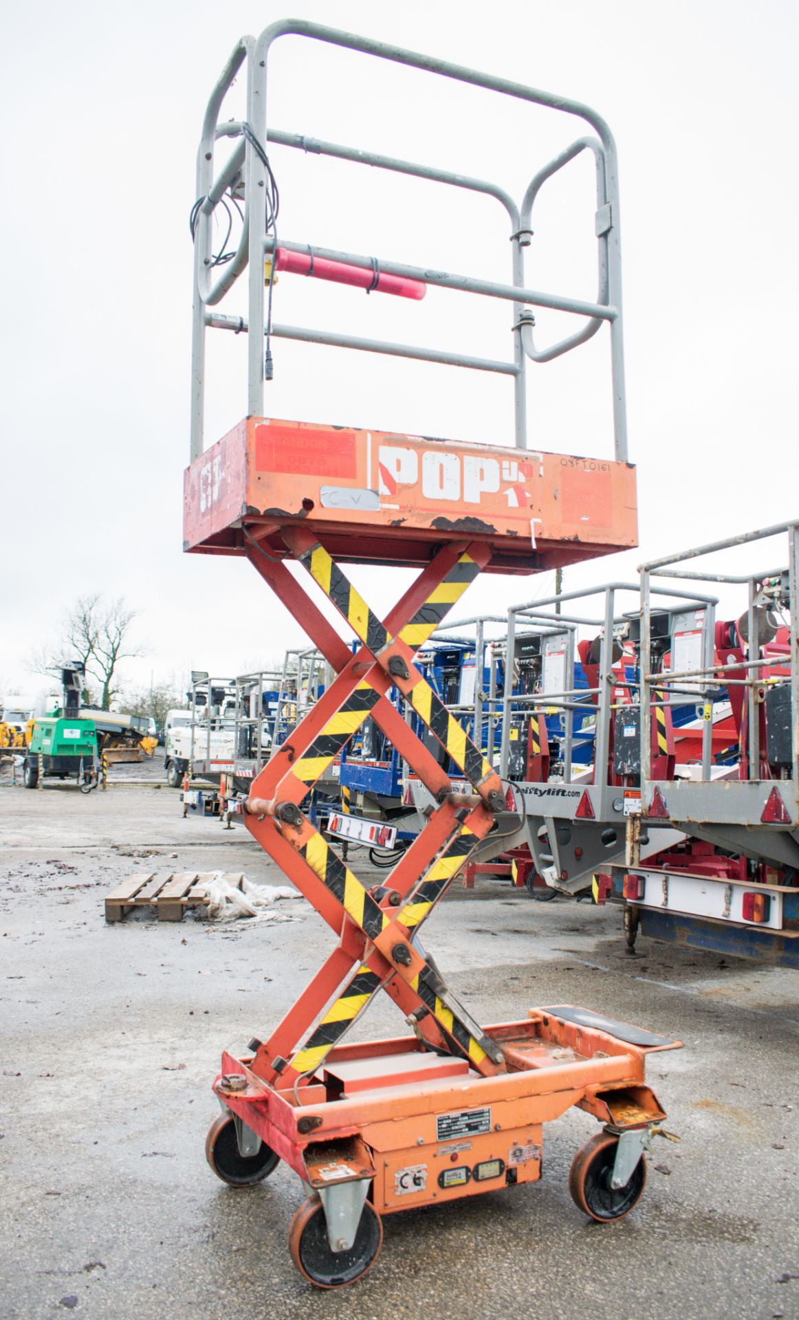 Pop-Up battery electric push along scissor lift 08FT0161 - Image 5 of 6