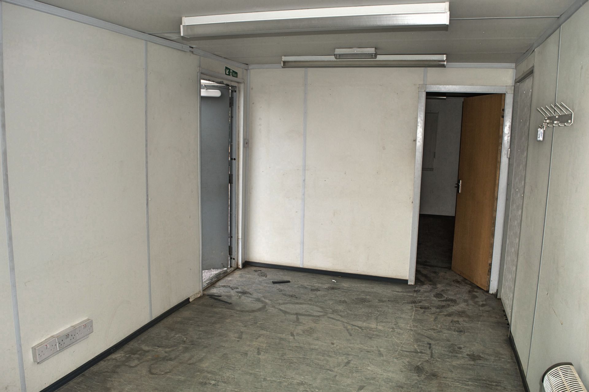 32 ft x 10 ft steel anti-vandal office site unit Comprising of: 2 - offices c/w Keys BB34061 - Image 8 of 8