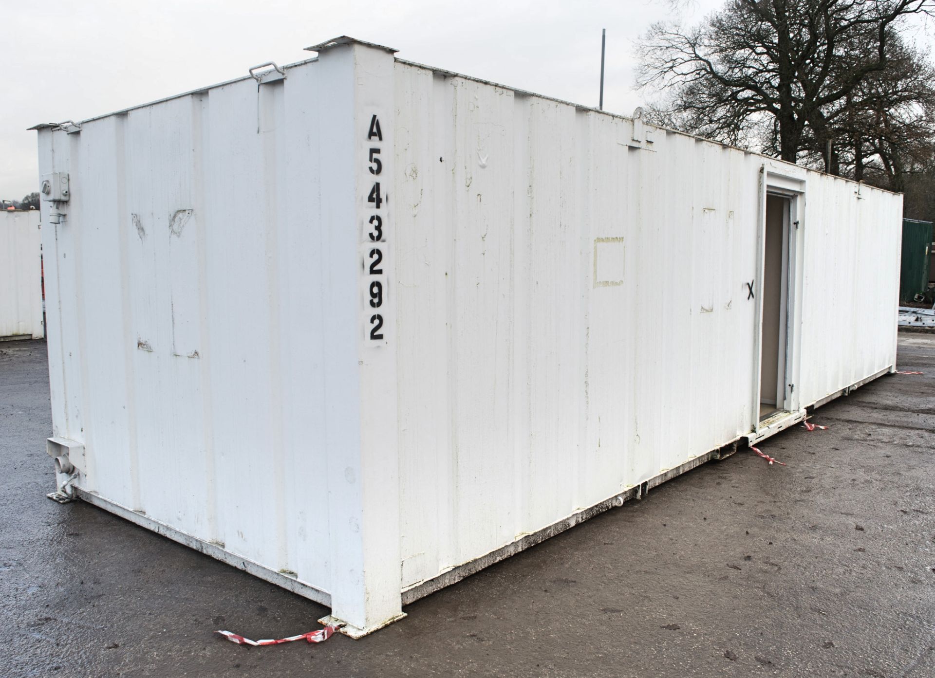 32 ft x 10 ft steel toilet sit unit Comprising of: Gents toilet with; 4 - toilets, 4 - urinals & 4 -