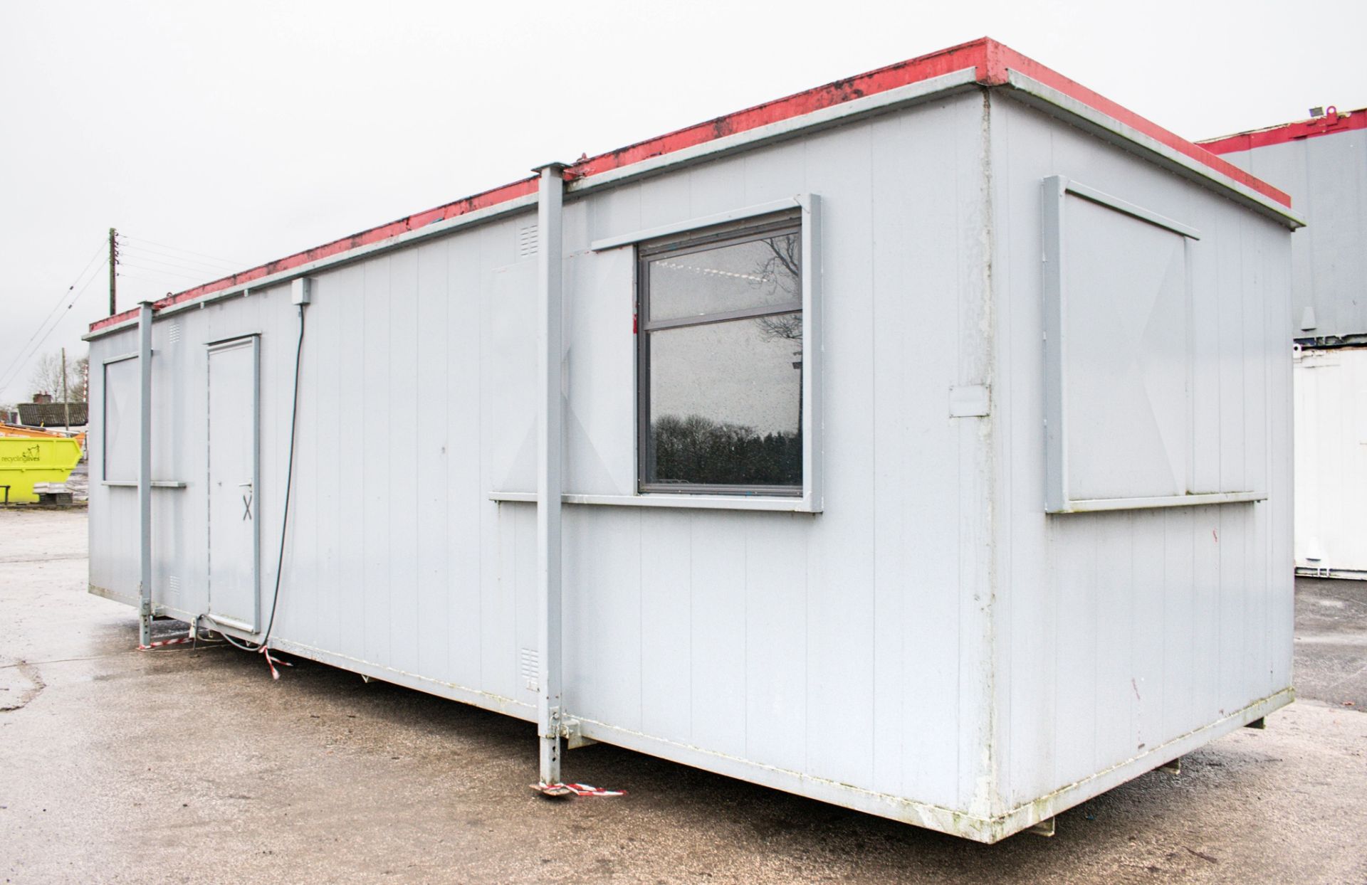32 ft 10 ft steel anti-vandal jack leg office site unit  Comprising of: Lobby, office & canteen - Image 3 of 10