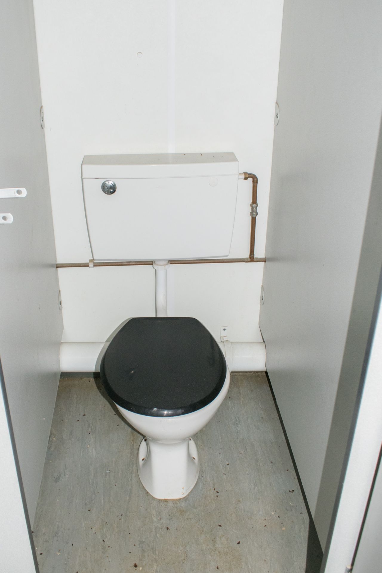 32 ft x 10 ft steel anti-vandal jack leg toilet unit Comprising of: Lobby, 4 urinals, 4 toilets, 4 - Image 10 of 14