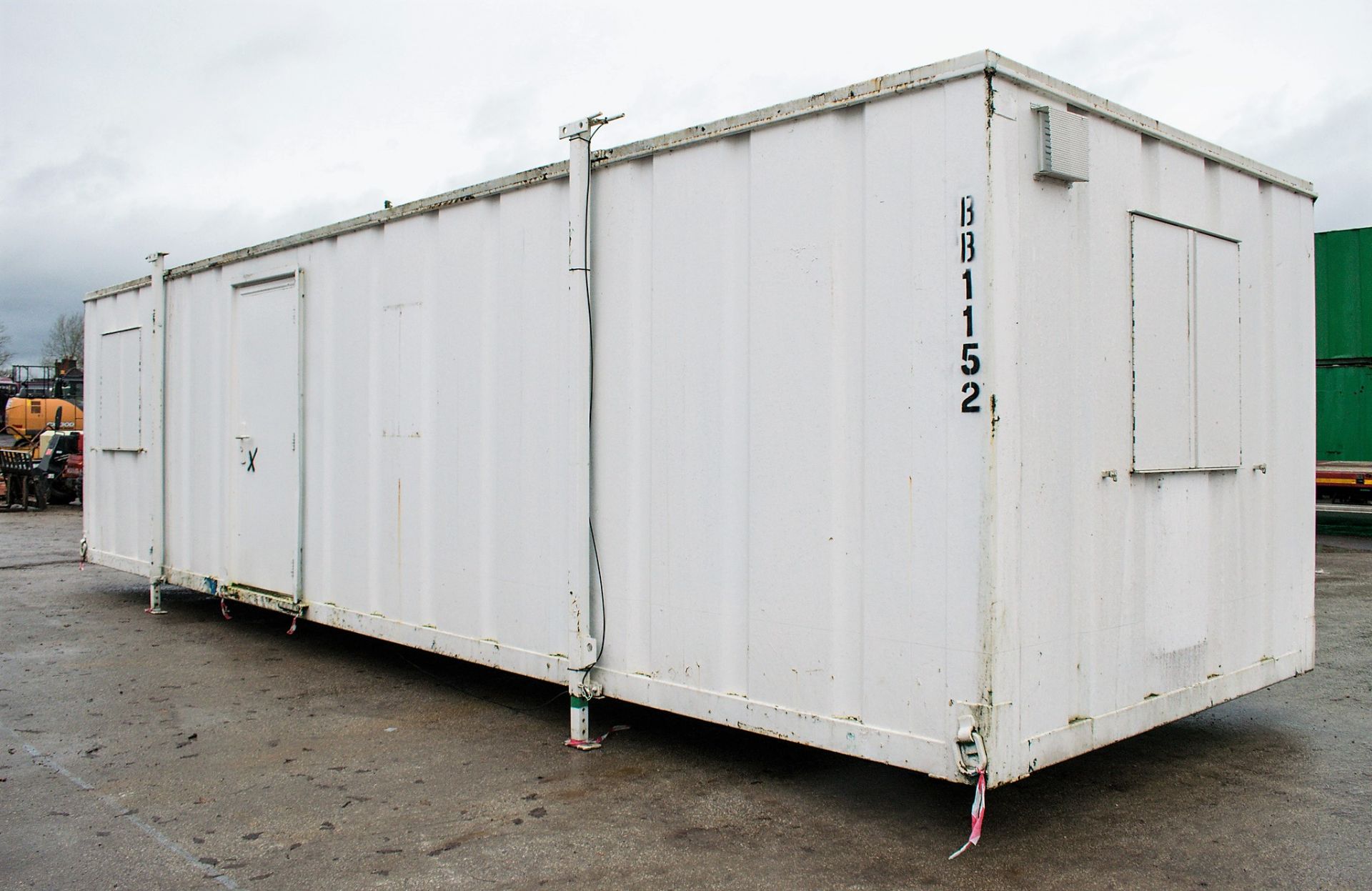 32 ft x 10 ft steel anti-vandal jack leg office site unit c/w: keys BBA1152 - Image 4 of 8