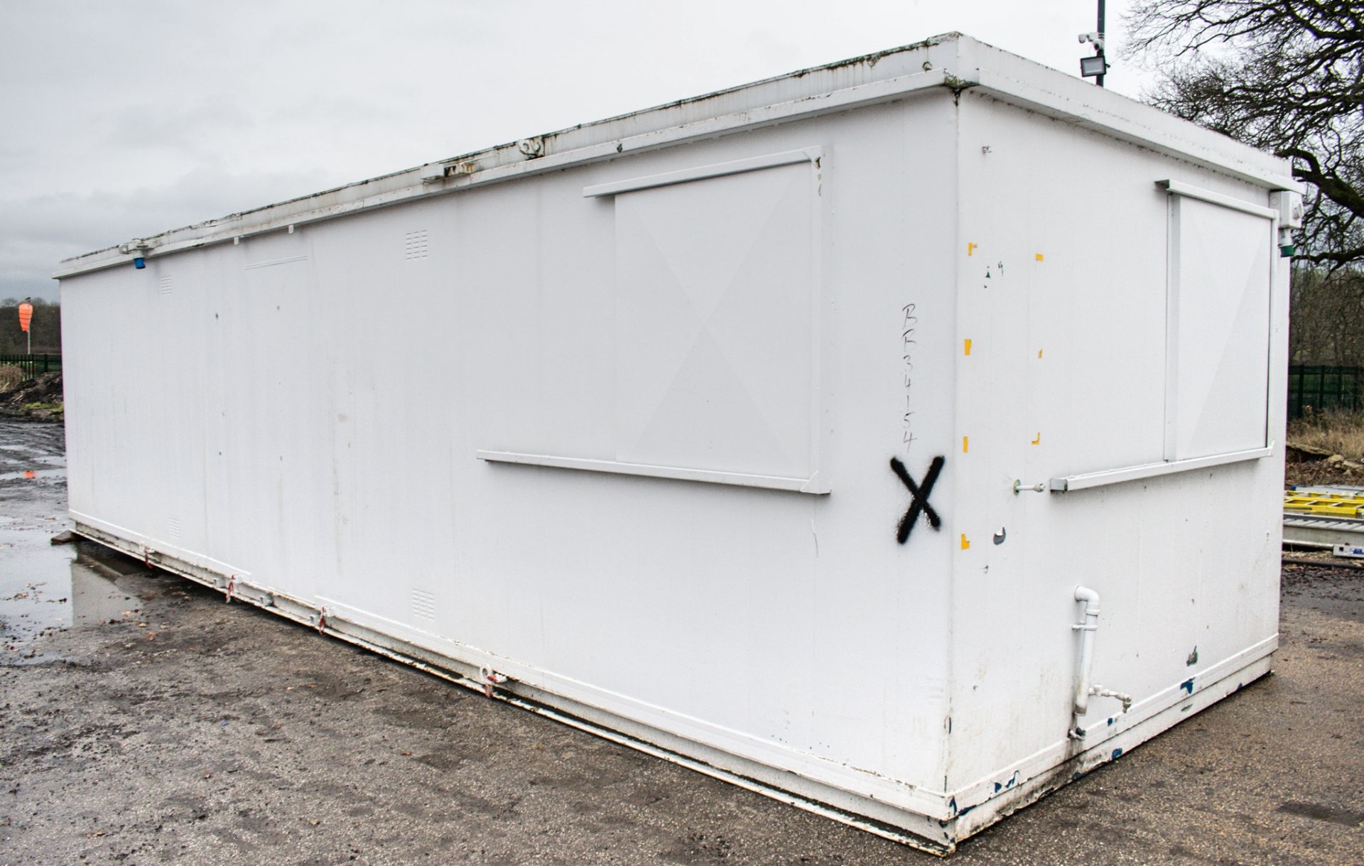 32 ft x 10 ft steel anti-vandal office site unit c/w: keys BB34154 - Image 2 of 8