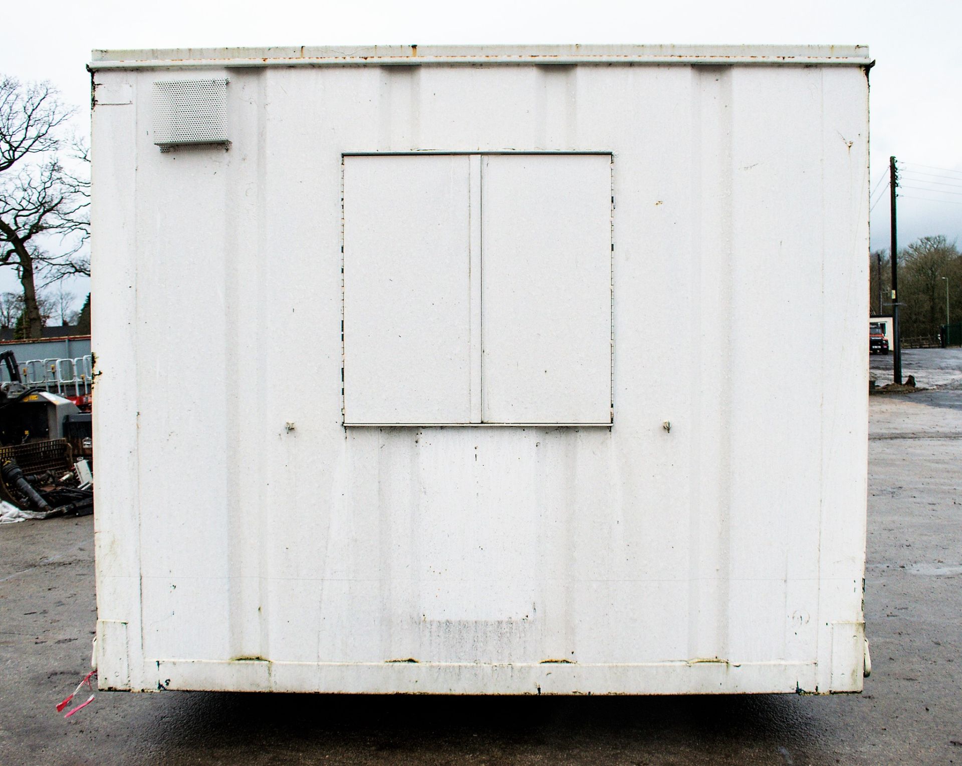 32 ft x 10 ft steel anti-vandal jack leg office site unit c/w: keys BBA1152 - Image 5 of 8