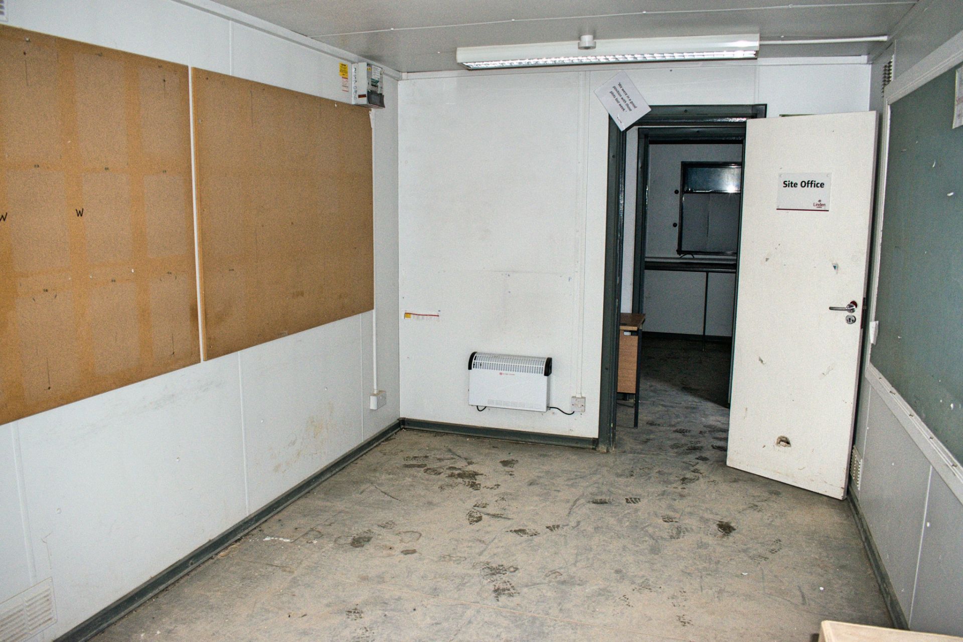 32 ft 10 ft steel anti-vandal jack leg office site unit  Comprising of: Lobby, office & canteen - Image 9 of 10