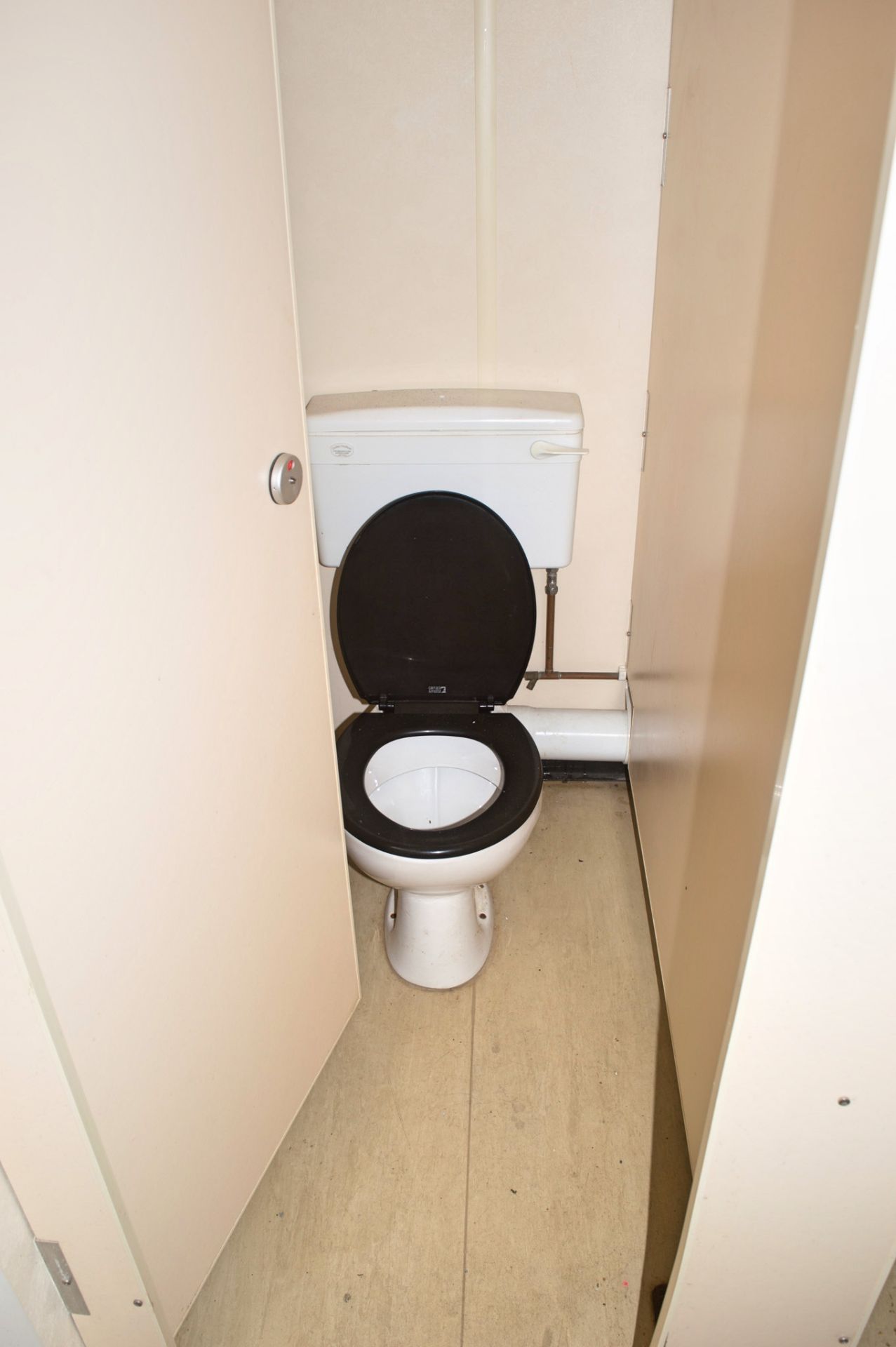 32 ft x 10 ft steel toilet sit unit Comprising of: Gents toilet with; 4 - toilets, 4 - urinals & 4 - - Image 7 of 16