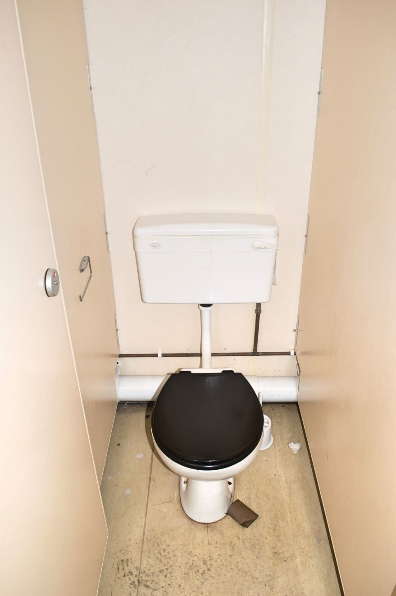 32 ft x 10 ft steel toilet sit unit Comprising of: Gents toilet with; 4 - toilets, 4 - urinals & 4 - - Image 10 of 16