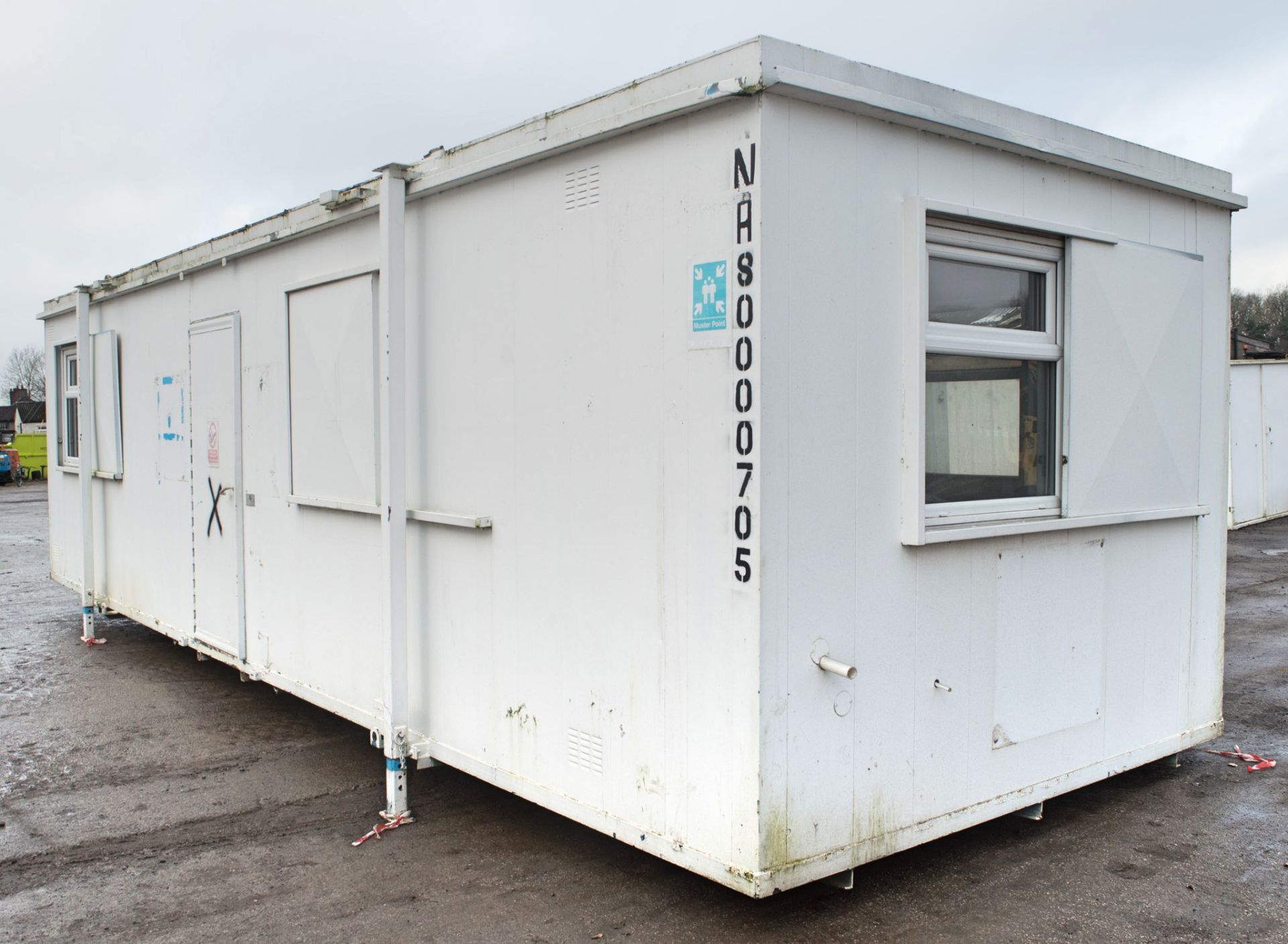 32 ft x 10 ft steel anti-vandal jack leg office site unit c/w keys NH80000705 - Image 2 of 6