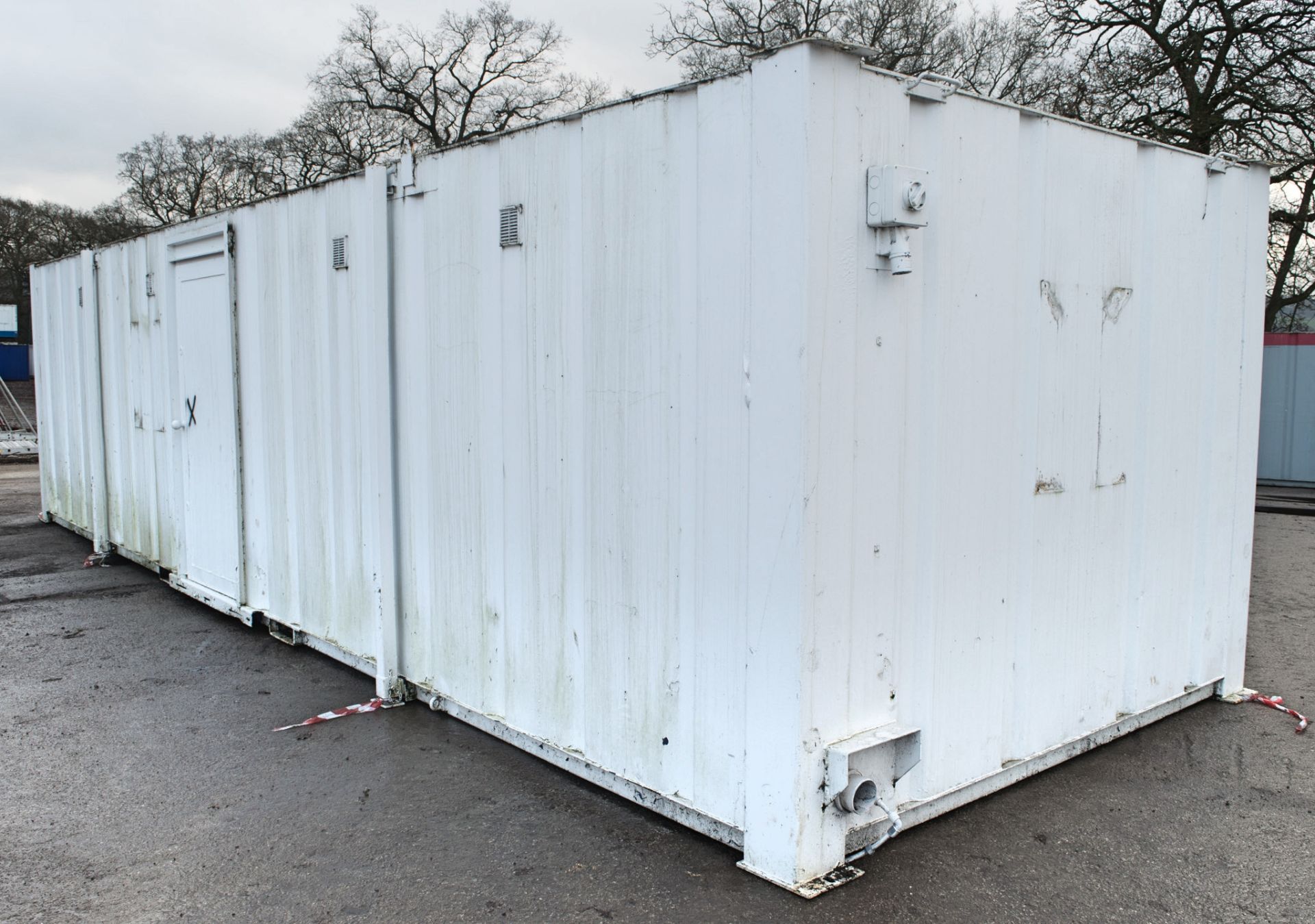 32 ft x 10 ft steel toilet sit unit Comprising of: Gents toilet with; 4 - toilets, 4 - urinals & 4 - - Image 4 of 16