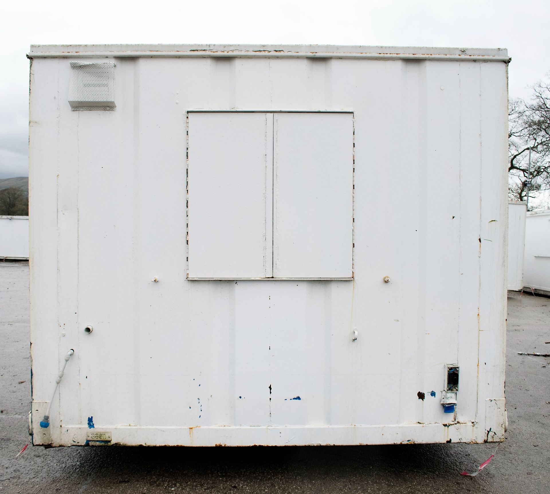 32 ft x 10 ft steel anti-vandal jack leg office site unit c/w: keys BBA1152 - Image 6 of 8