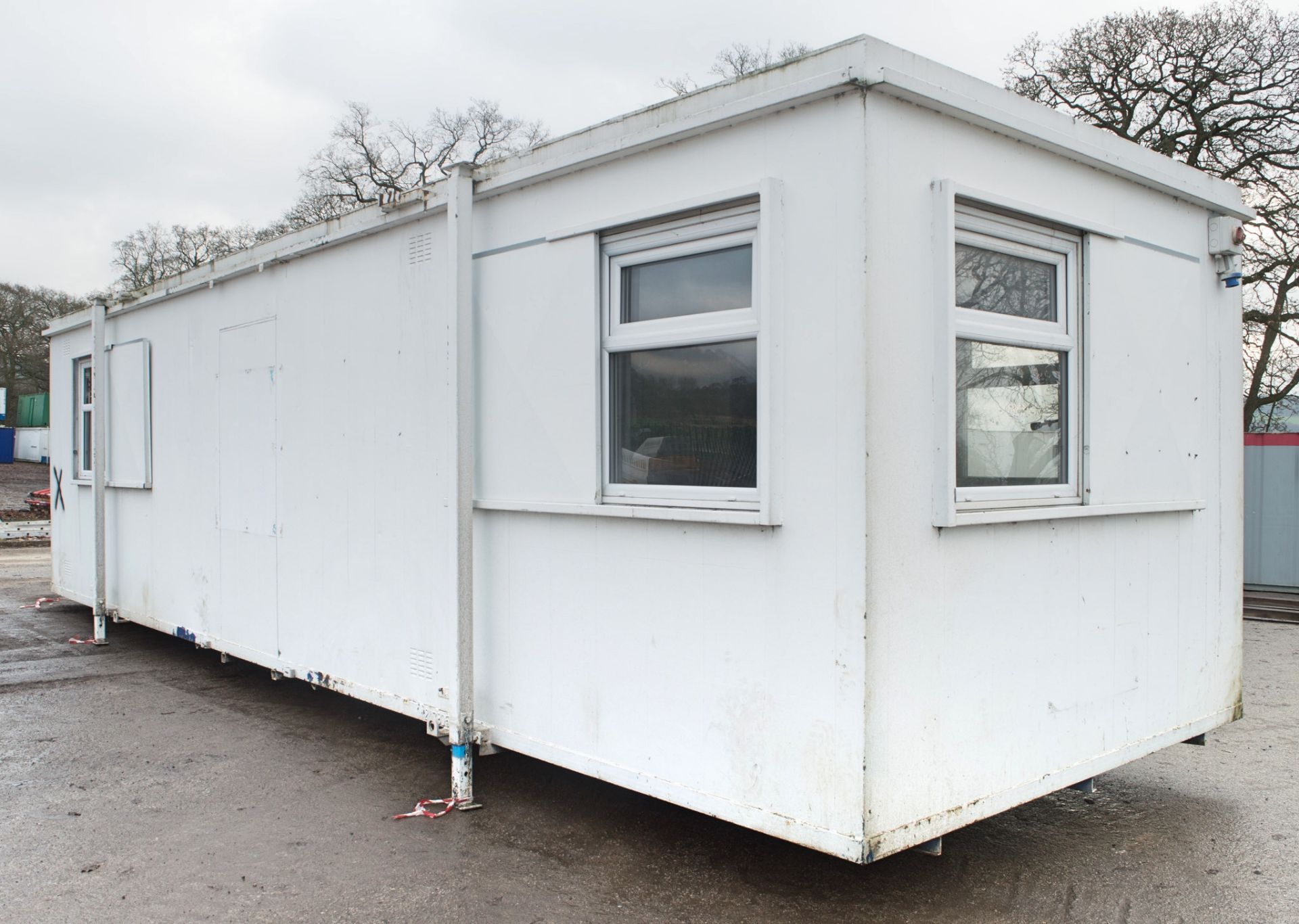 32 ft x 10 ft steel anti-vandal jack leg office site unit c/w keys NH80000705 - Image 4 of 6