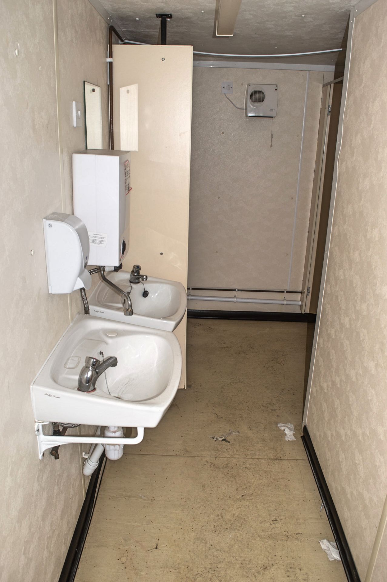 32 ft x 10 ft steel toilet sit unit Comprising of: Gents toilet with; 4 - toilets, 4 - urinals & 4 - - Image 12 of 16