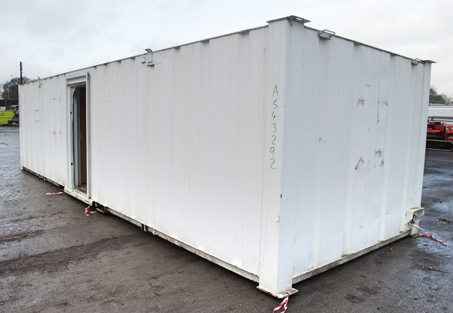 32 ft x 10 ft steel toilet sit unit Comprising of: Gents toilet with; 4 - toilets, 4 - urinals & 4 - - Image 2 of 16