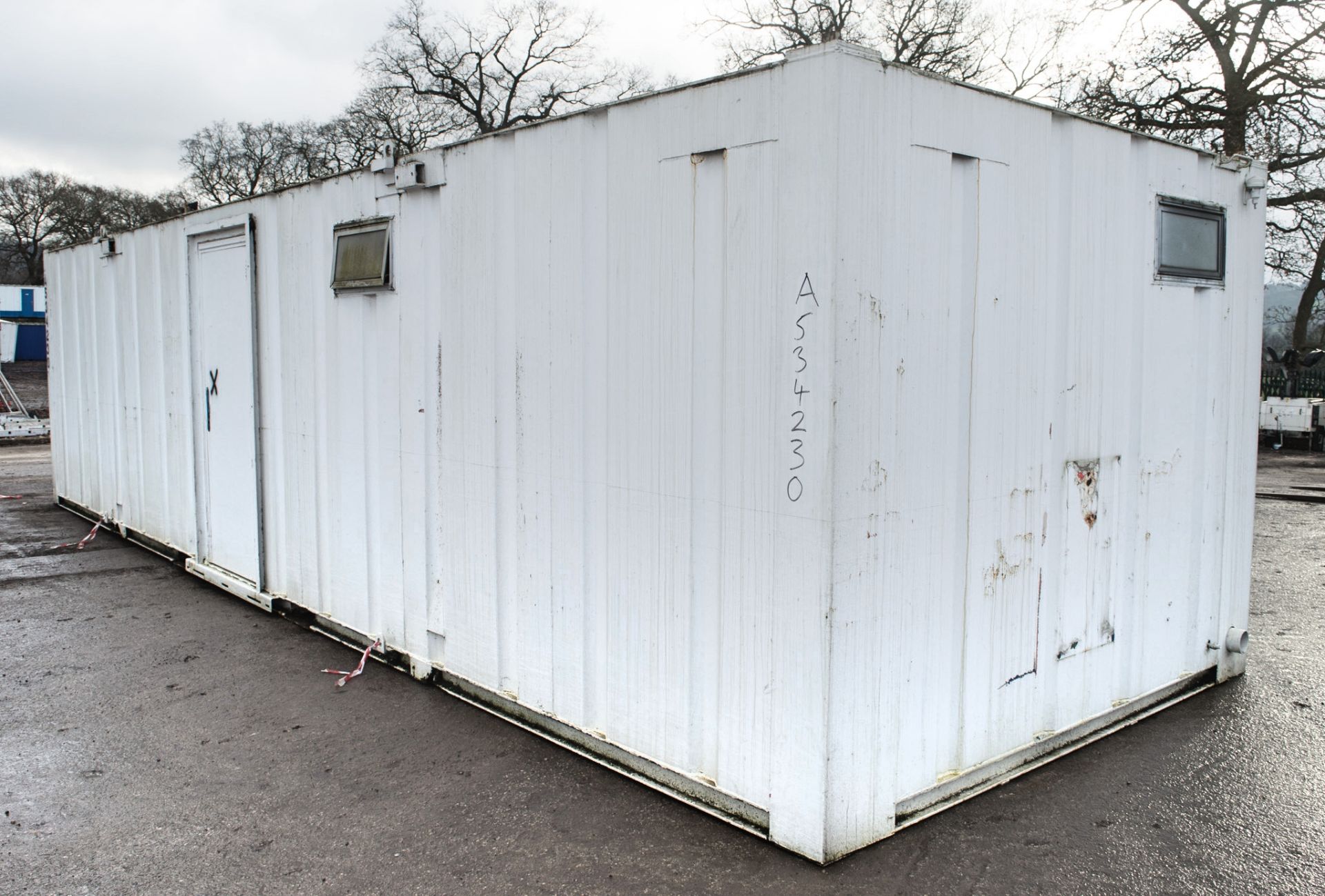 32 ft x 10 ft steel anti-vandal toilet/changing room site unit Comprising of: Lobby, Kitchen - Image 4 of 12