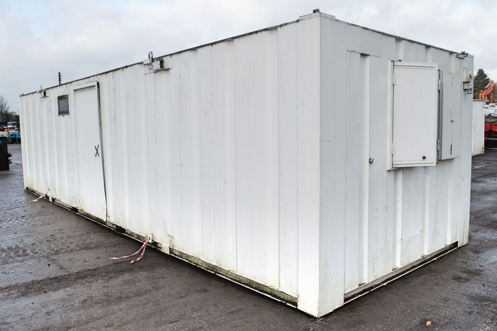 32 ft x 10 ft steel anti-vandal toilet/changing room site unit Comprising of: Lobby, Kitchen - Image 2 of 12