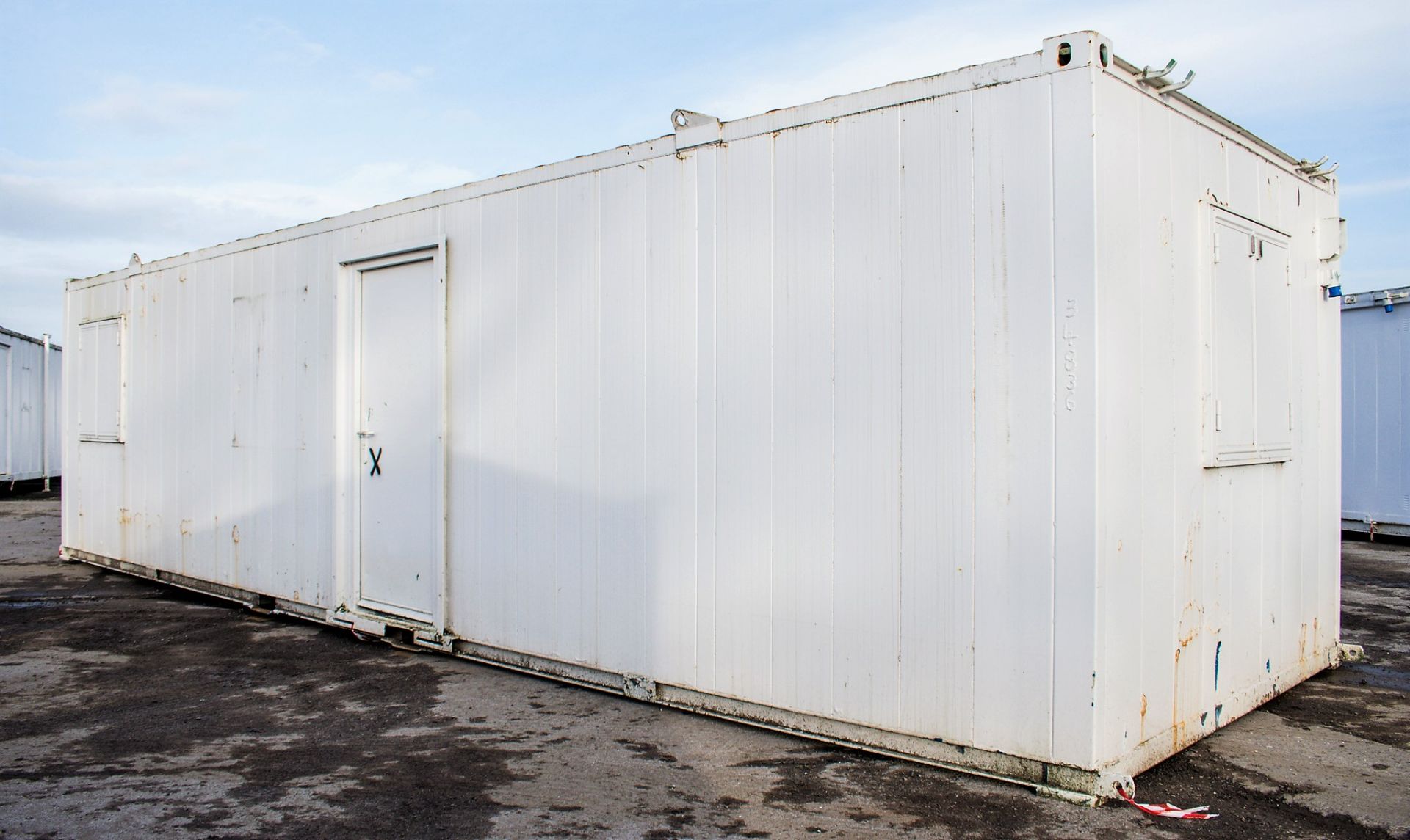 32 ft x 10 ft steel anti vandal ofiice site unit c/w keys BB34836 - Image 3 of 8