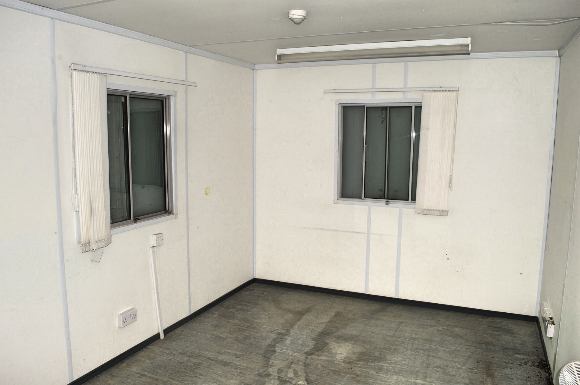 32 ft x 10 ft steel anti-vandal office site unit Comprising of: 2 - offices c/w Keys BB34061 - Image 6 of 8