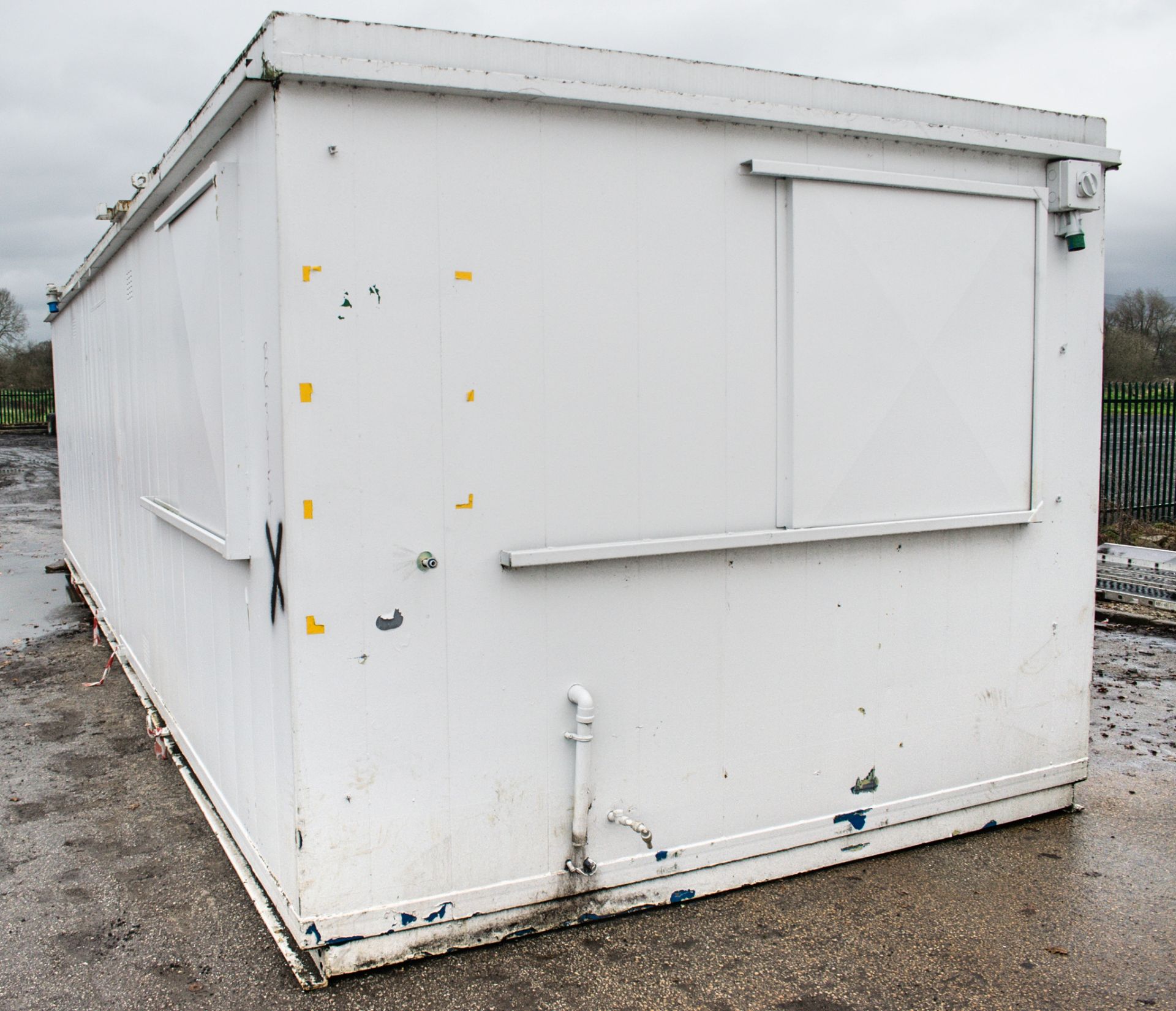 32 ft x 10 ft steel anti-vandal office site unit c/w: keys BB34154 - Image 6 of 8