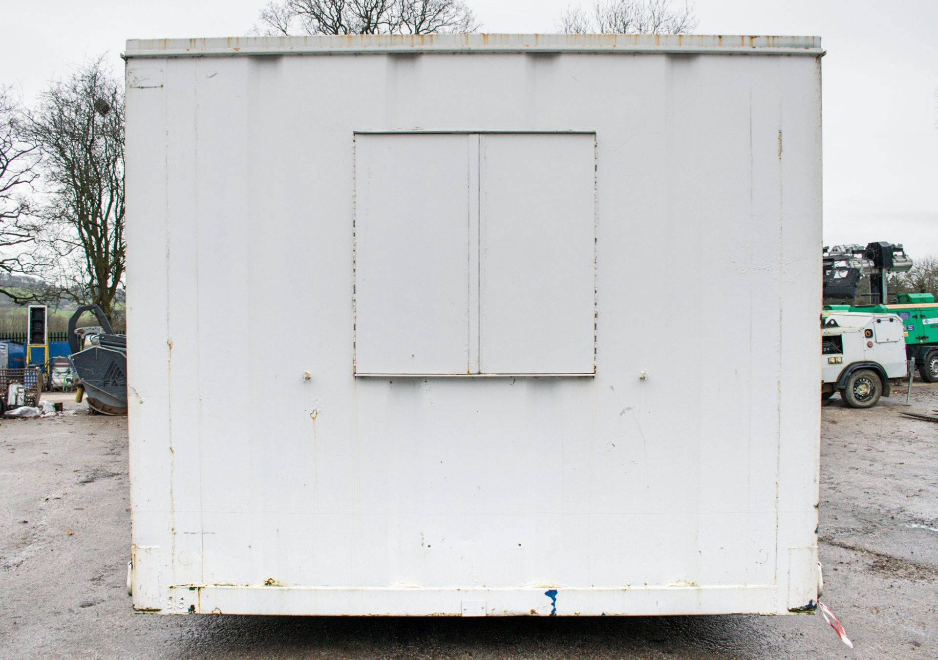 32 ft x 10 ft steel anti-vandal jack leg office site unit c/w: keys BBA 1395 - Image 6 of 8