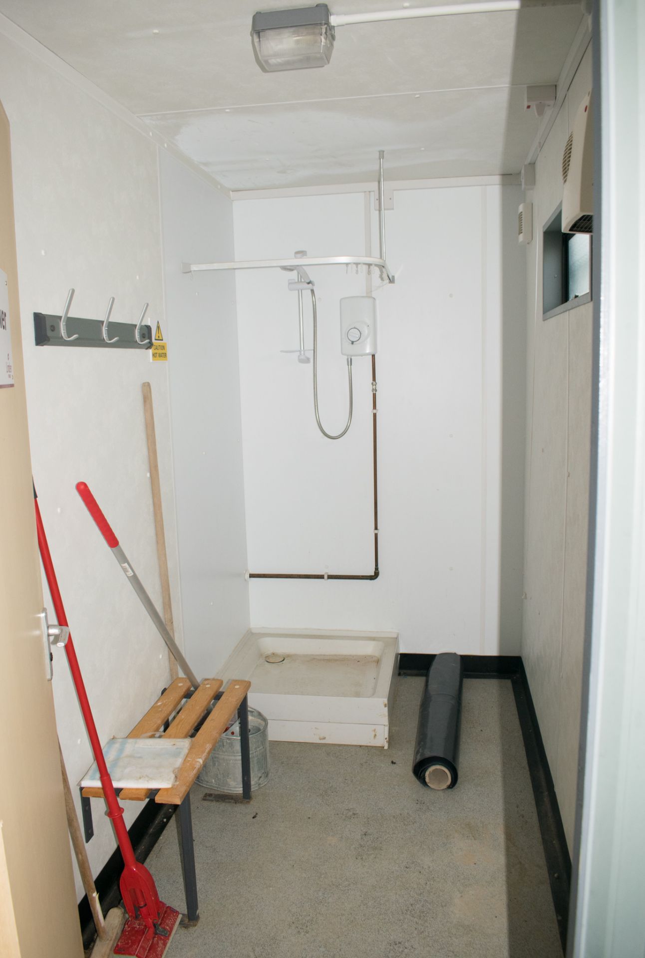 32 ft x 10 ft steel anti-vandal jack leg toilet unit Comprising of: Lobby, 4 urinals, 4 toilets, 4 - Image 13 of 14