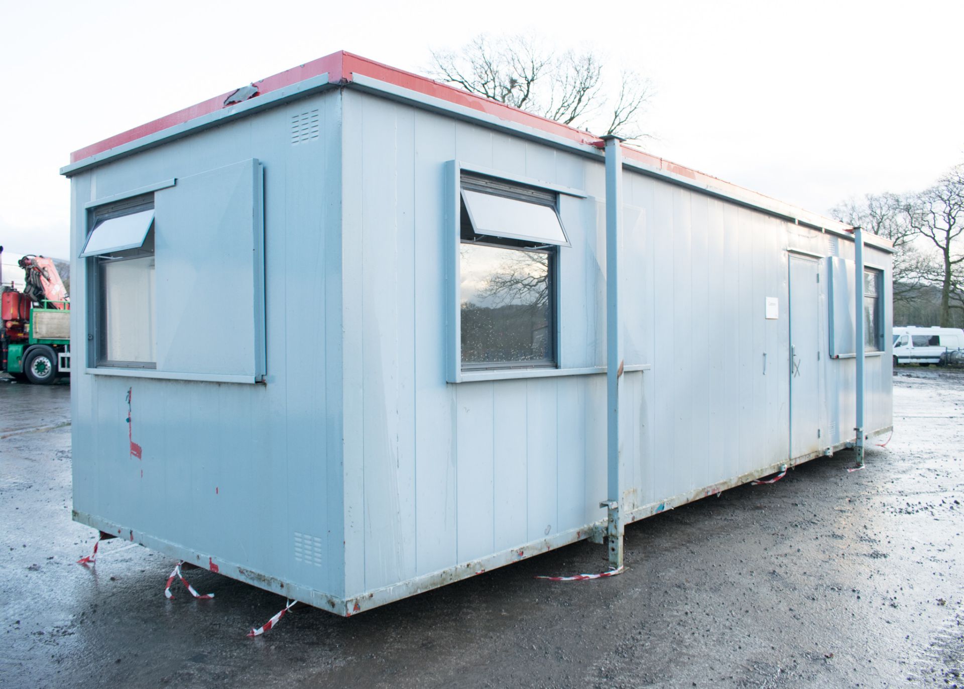 32 ft x 10 ft anti-vandal jack leg office site unit c/w: keys GT25742 - Image 3 of 6