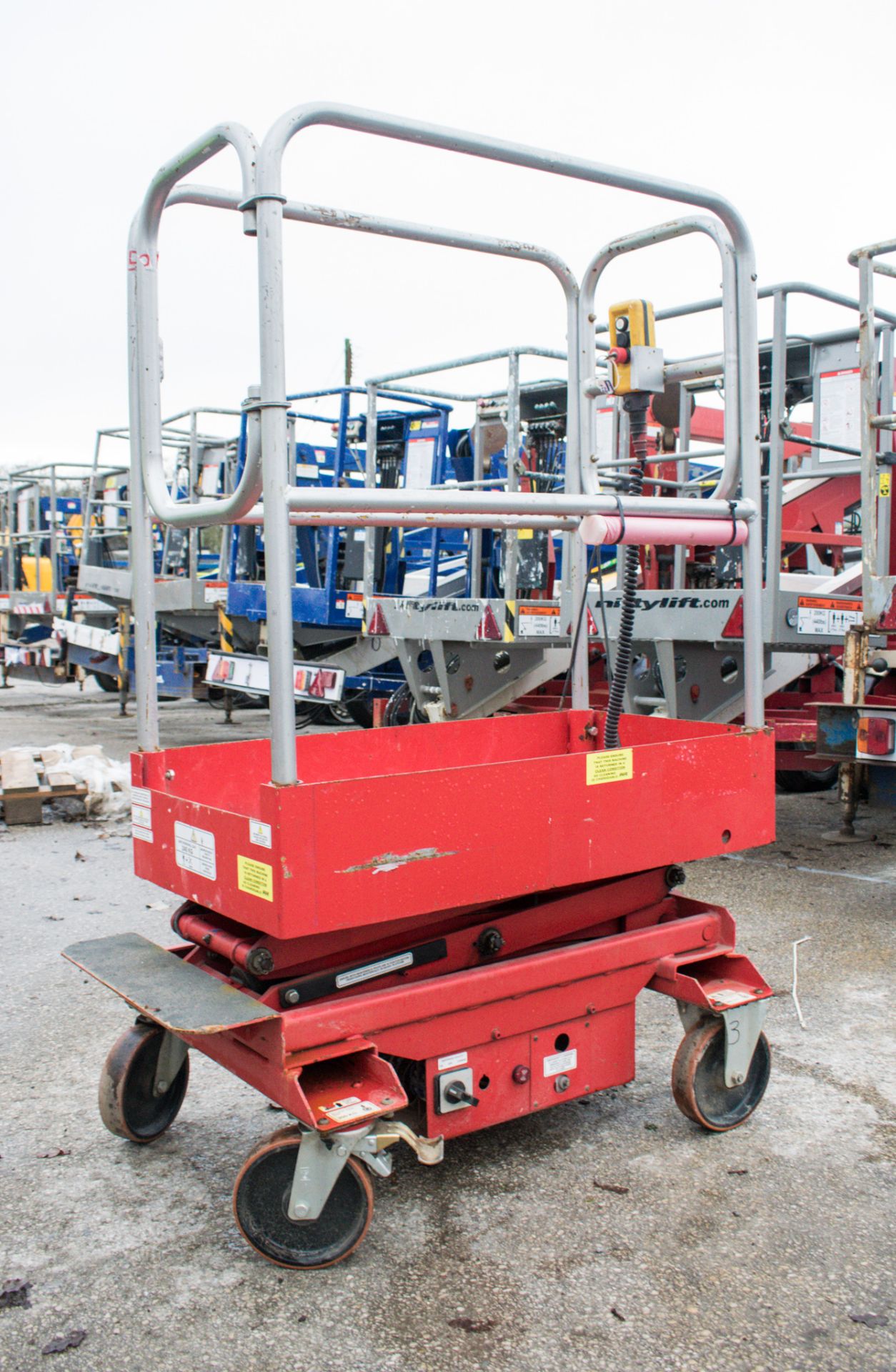 Pop-Up battery electric push along scissor lift 08FT0051 - Image 4 of 6