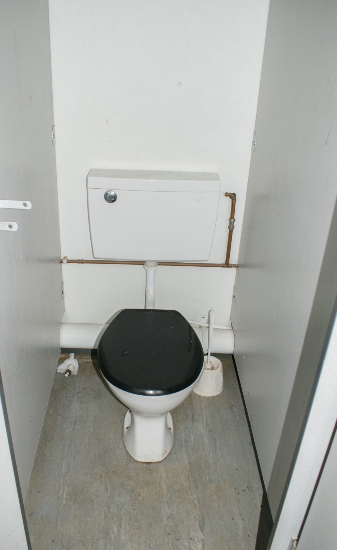 32 ft x 10 ft steel anti-vandal jack leg toilet unit Comprising of: Lobby, 4 urinals, 4 toilets, 4 - Image 9 of 14