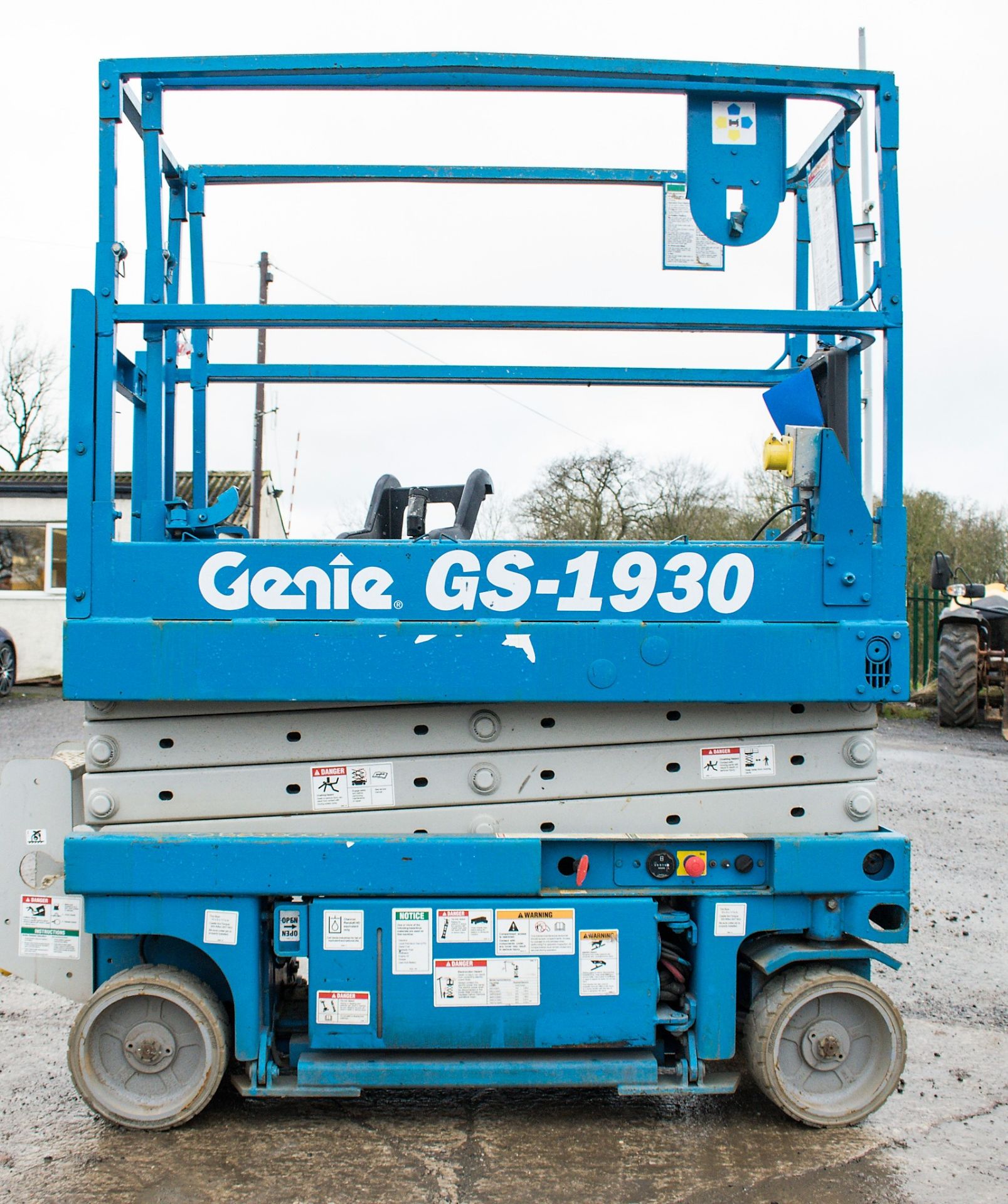 Genie GS1930 battery electric scissor lift Year: 2002 S/N: 54257 Recorded Hours: 516 0883-0005 - Image 6 of 8
