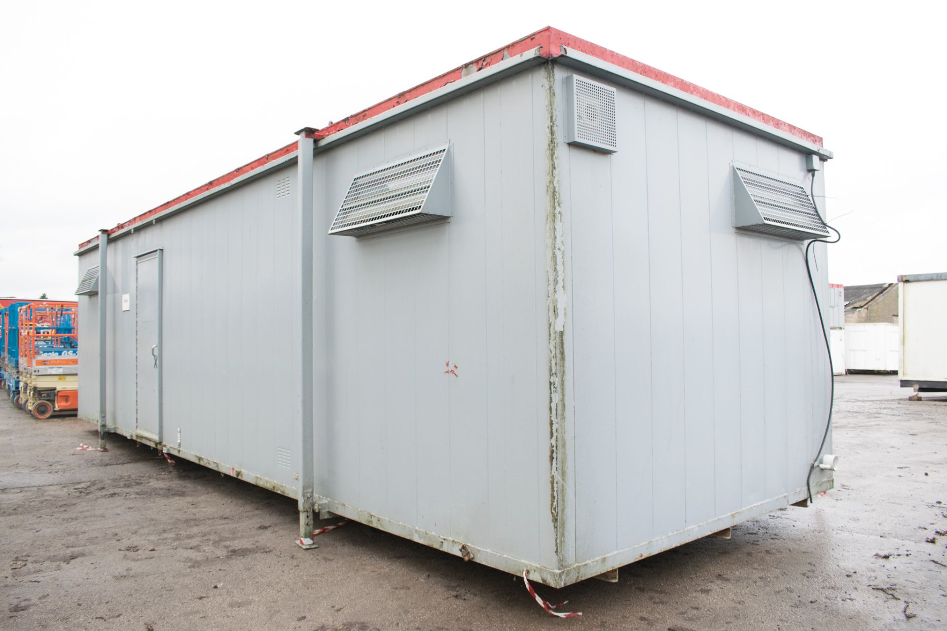 32 ft x 10 ft steel anti-vandal jack leg toilet unit Comprising of: Lobby, 4 urinals, 4 toilets, 4 - Image 3 of 14