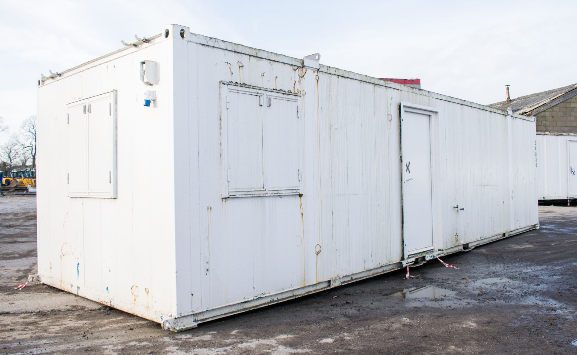 32 ft x 10 ft steel anti vandal ofiice site unit c/w keys BB34836