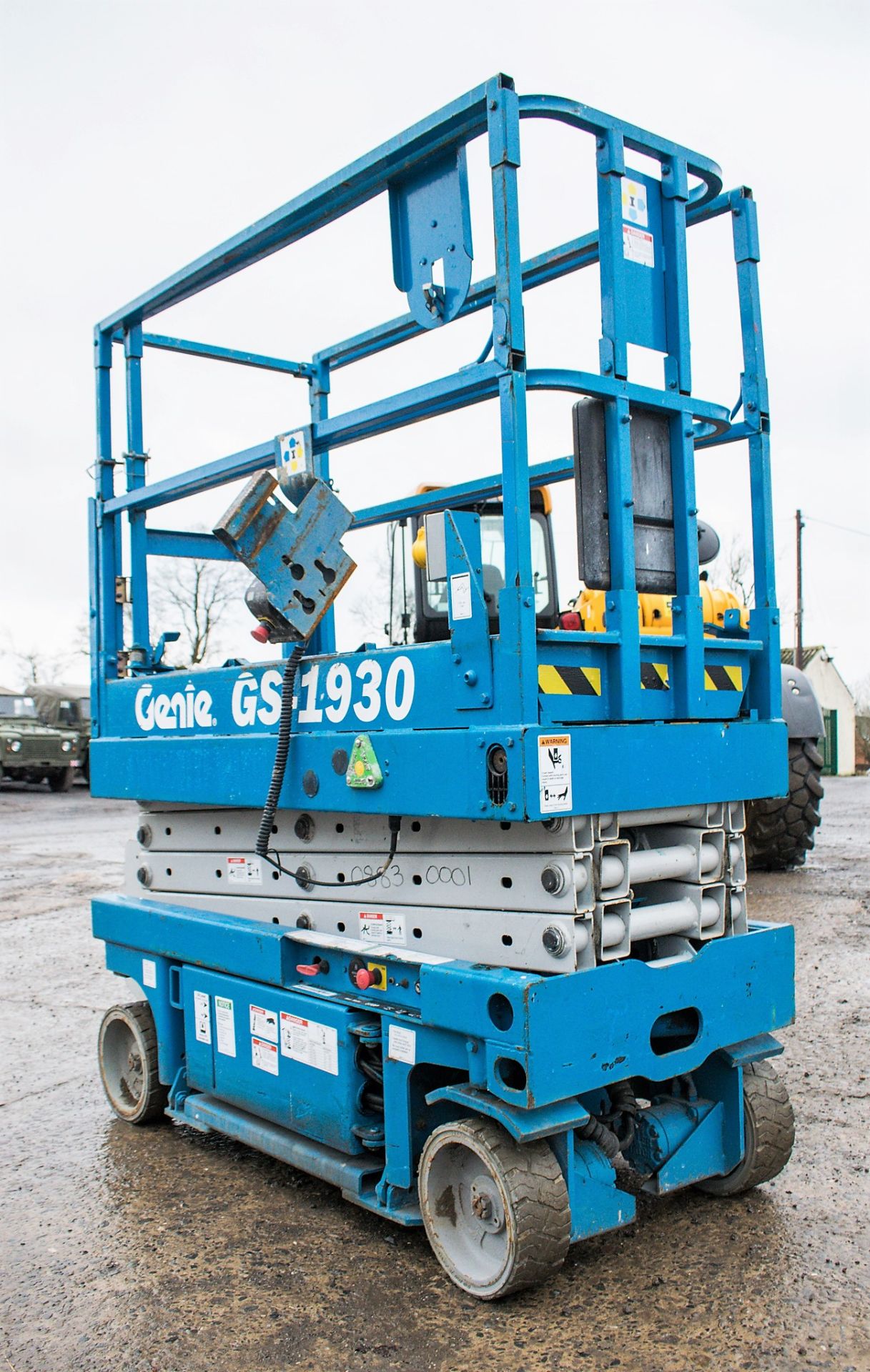 Genie GS1930 battery electric scissor lift Year: 2002 S/N: 53599 Recorded Hours: 347 0883-0001 - Image 2 of 9