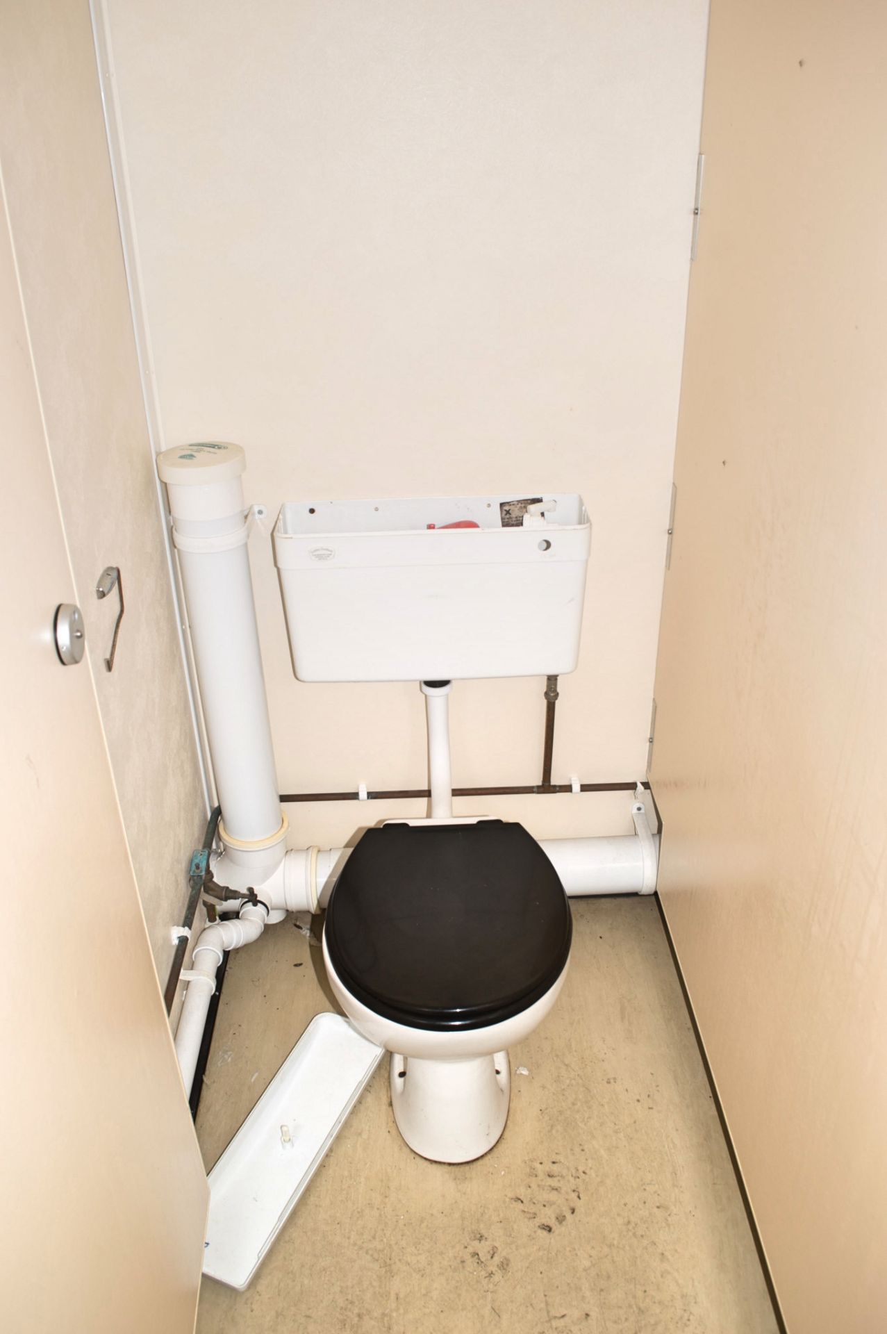 32 ft x 10 ft steel toilet sit unit Comprising of: Gents toilet with; 4 - toilets, 4 - urinals & 4 - - Image 15 of 16