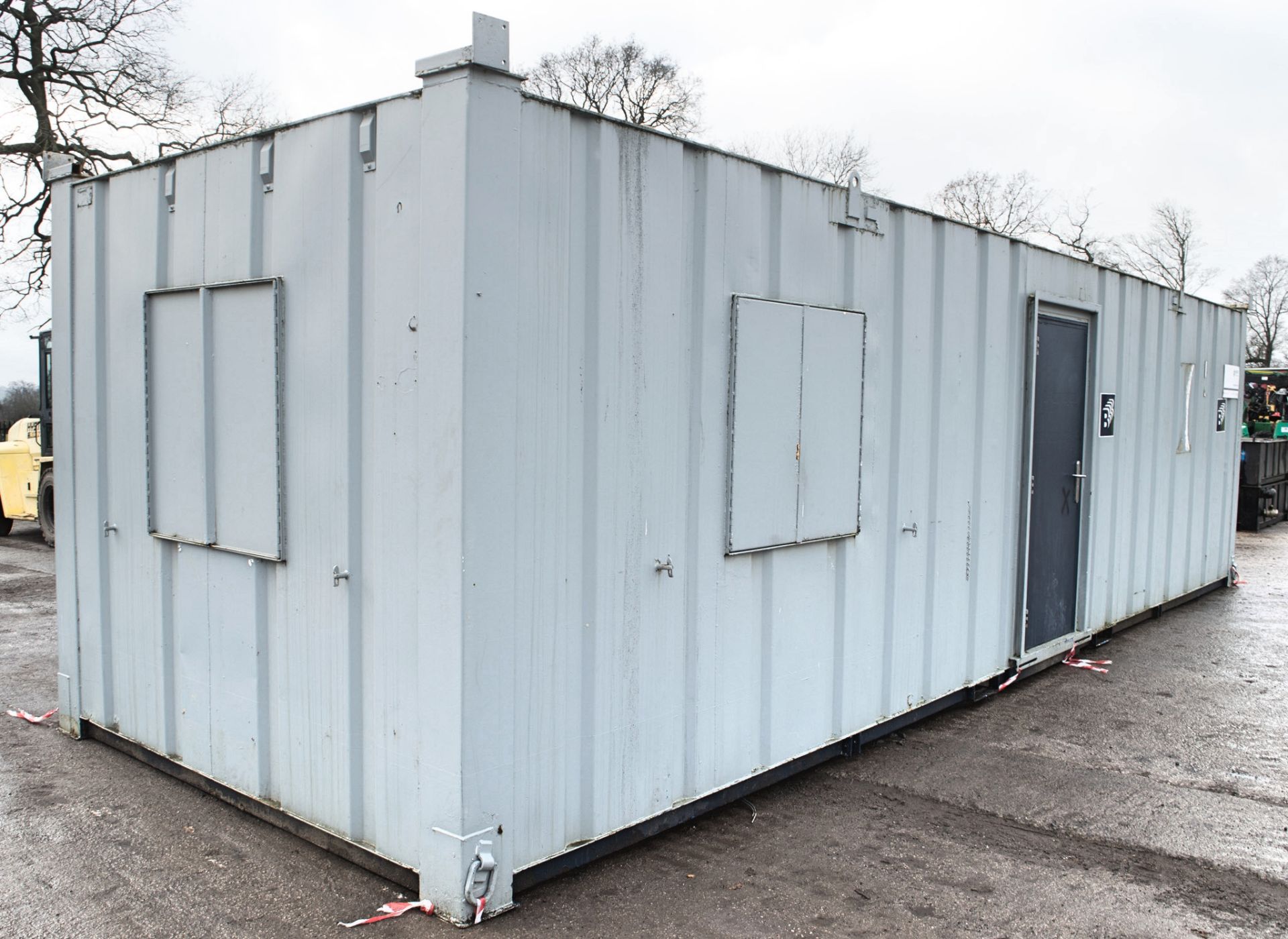 32 ft x 10 ft steel anti-vandal office site unit Comprising of: 2 - offices c/w Keys BB34061 - Image 3 of 8