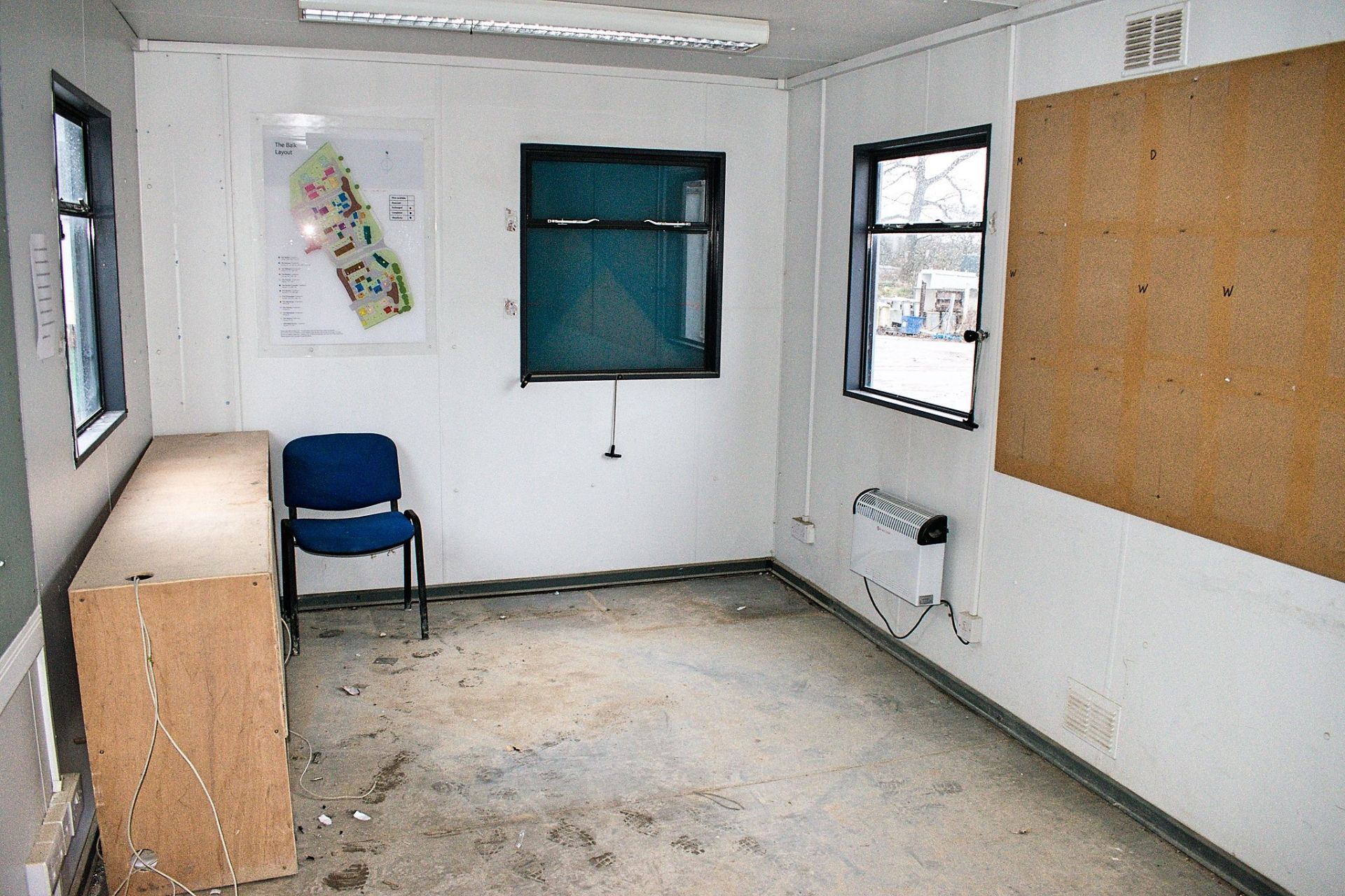 32 ft 10 ft steel anti-vandal jack leg office site unit  Comprising of: Lobby, office & canteen - Image 8 of 10