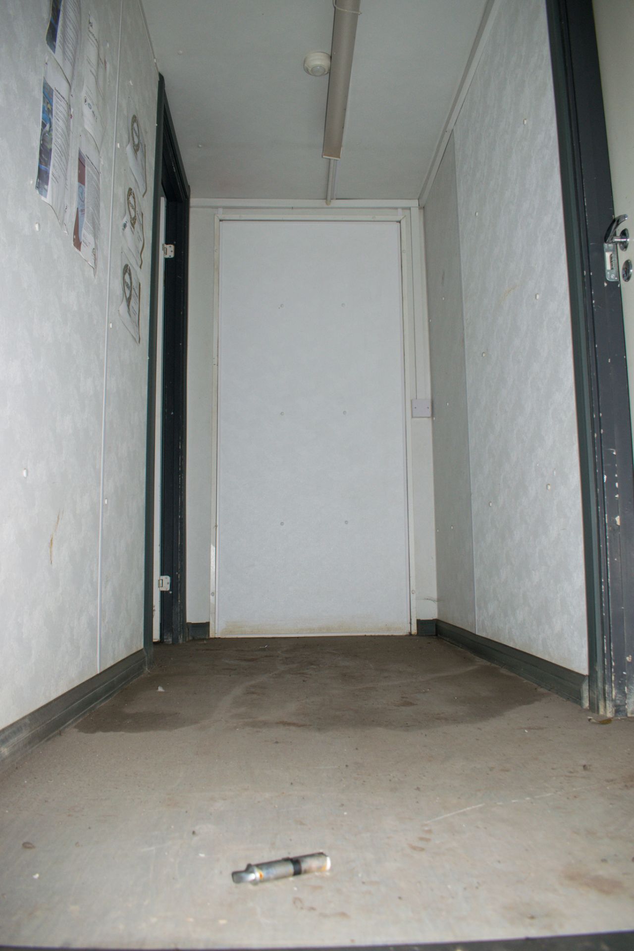 32 ft x 10 ft steel anti-vandal toilet/changing room site unit Comprising of: Lobby, Kitchen - Image 5 of 12
