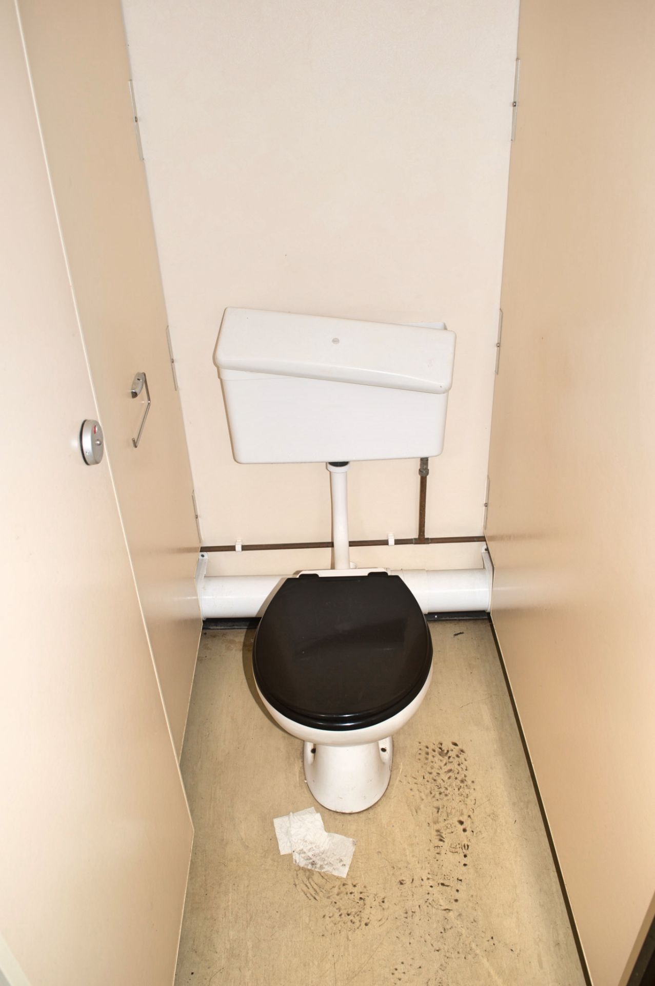 32 ft x 10 ft steel toilet sit unit Comprising of: Gents toilet with; 4 - toilets, 4 - urinals & 4 - - Image 8 of 16