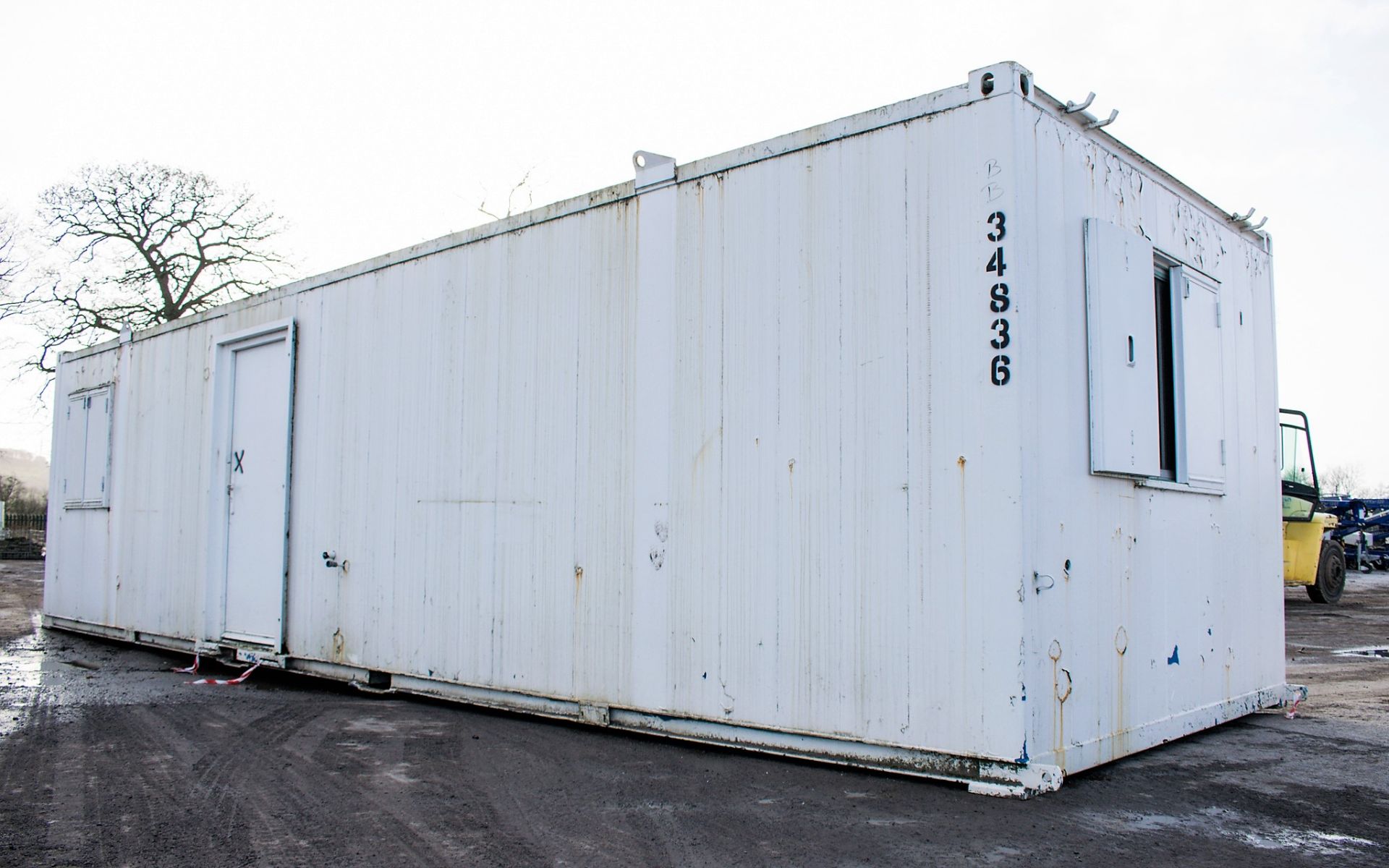 32 ft x 10 ft steel anti vandal ofiice site unit c/w keys BB34836 - Image 4 of 8