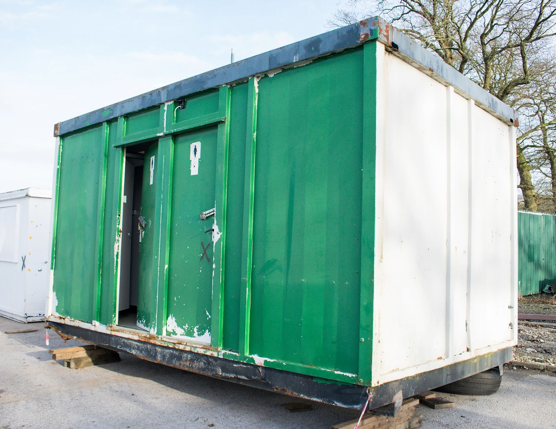 12 ft x 8 ft steel anti vandal toilet site unit Comprising of Gents toilet (2 - cubicles, 2 - - Image 2 of 13