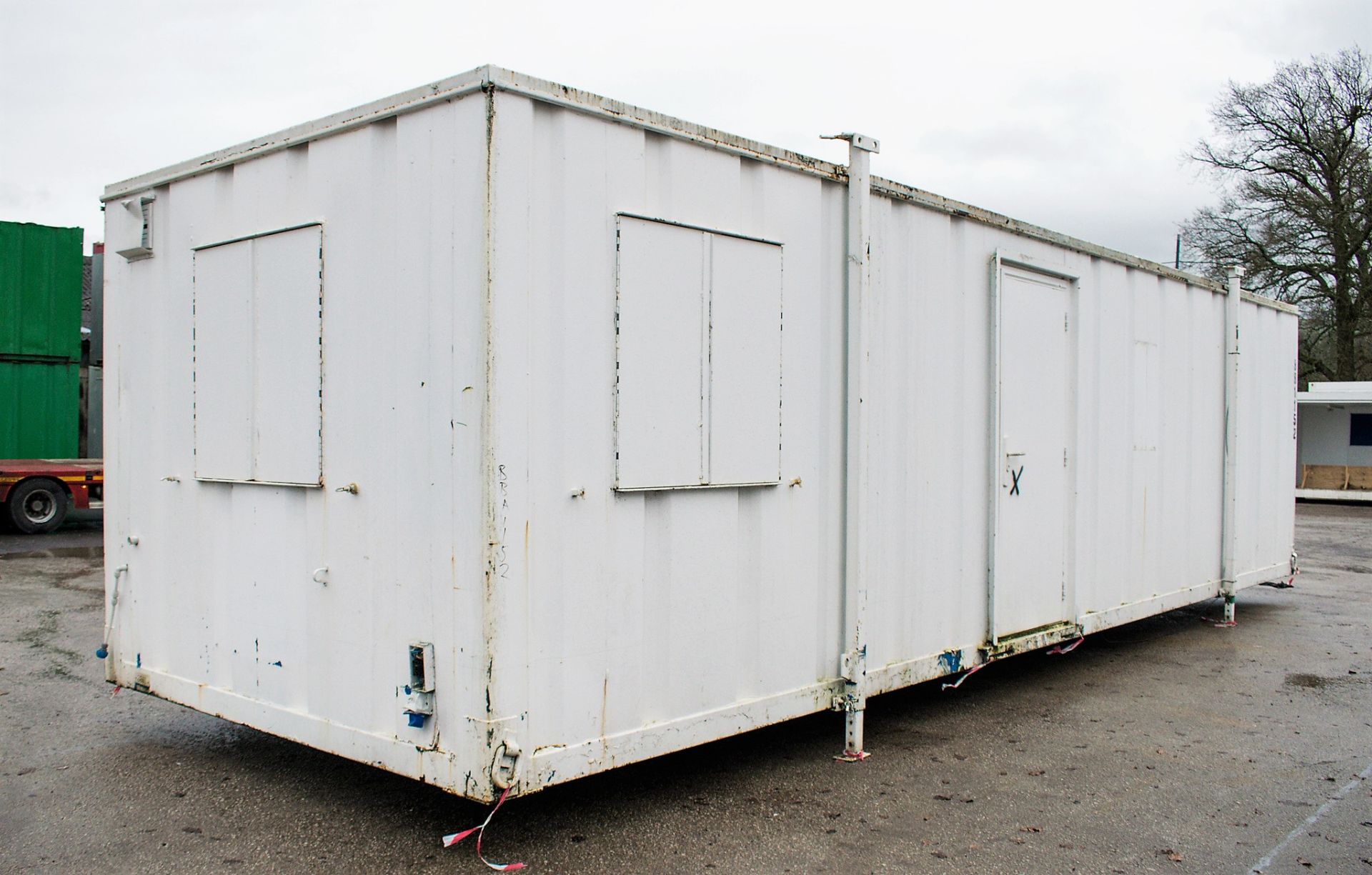 32 ft x 10 ft steel anti-vandal jack leg office site unit c/w: keys BBA1152 - Image 3 of 8