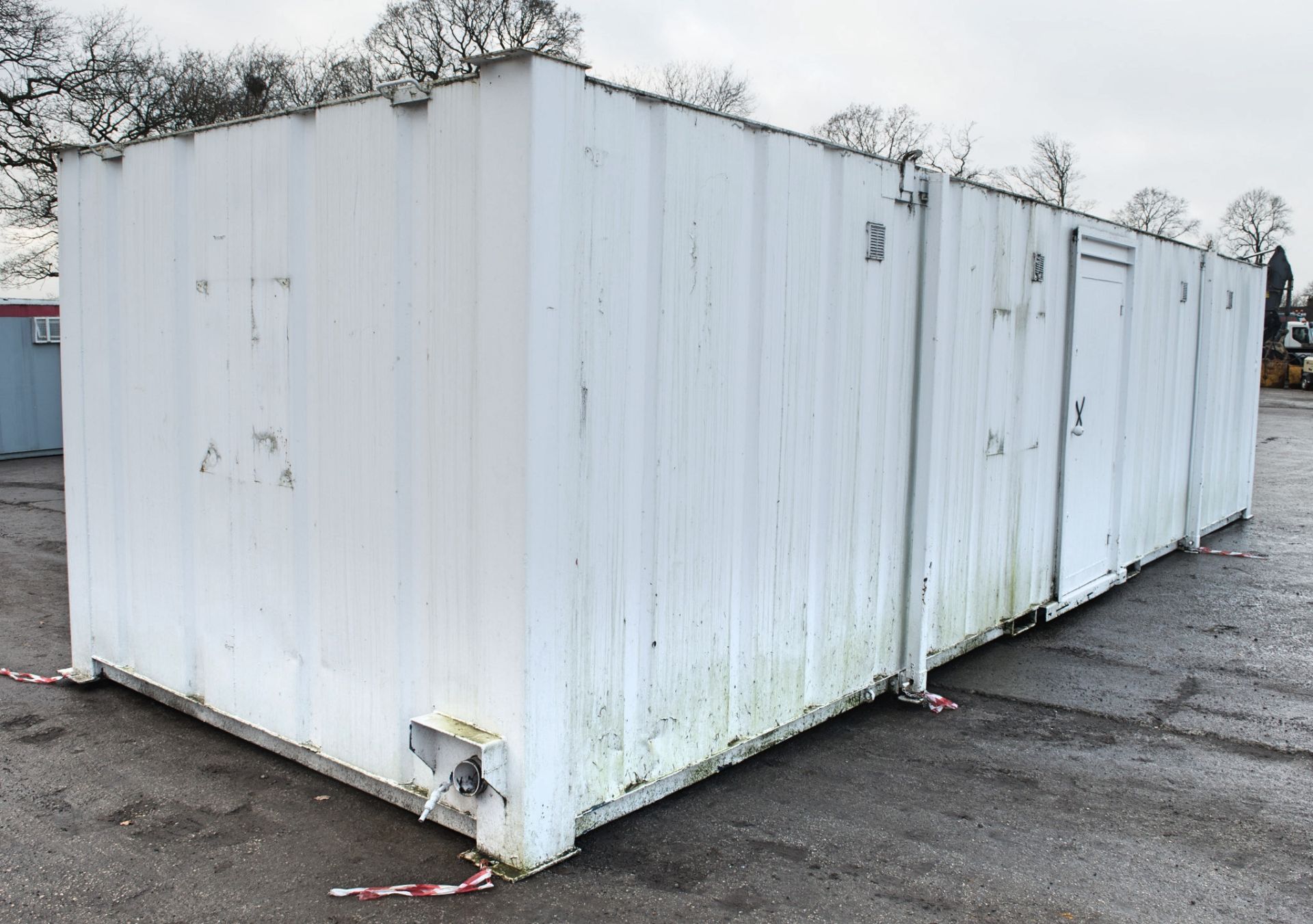 32 ft x 10 ft steel toilet sit unit Comprising of: Gents toilet with; 4 - toilets, 4 - urinals & 4 - - Image 3 of 16