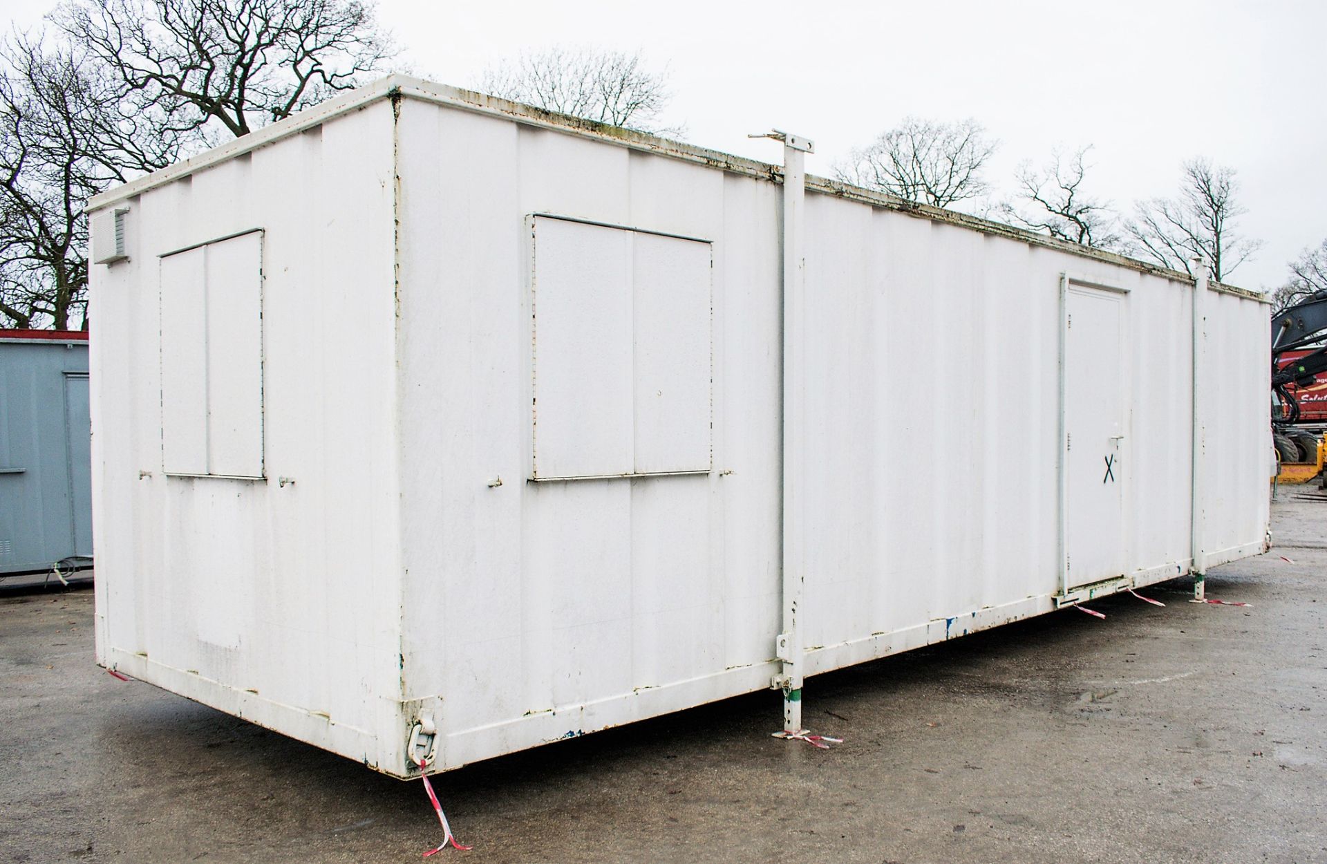 32 ft x 10 ft steel anti-vandal jack leg office site unit c/w: keys BBA1152