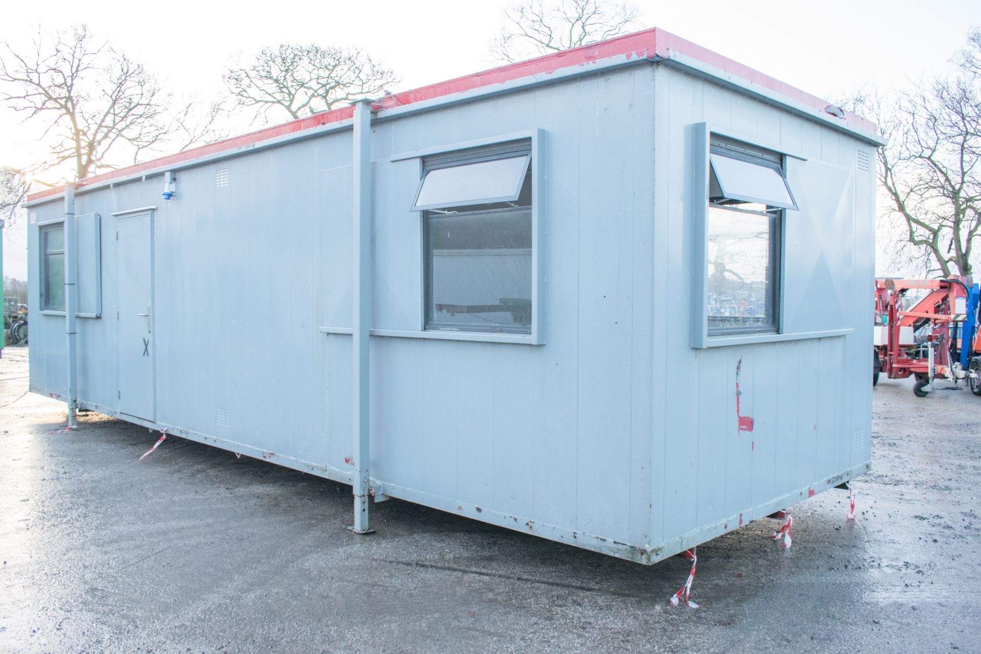 32 ft x 10 ft anti-vandal jack leg office site unit c/w: keys GT25742 - Image 2 of 6