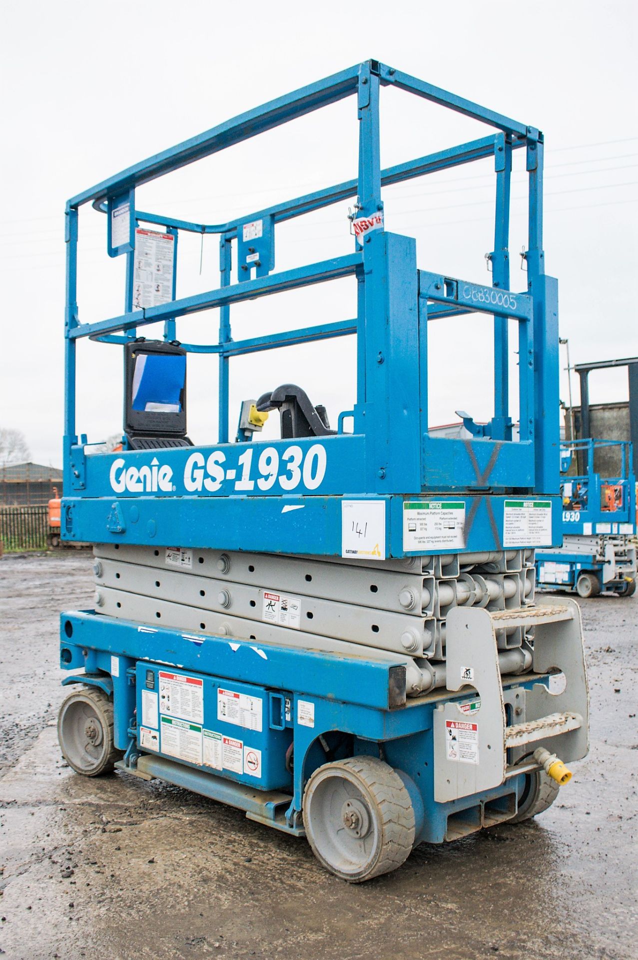 Genie GS1930 battery electric scissor lift Year: 2002 S/N: 54257 Recorded Hours: 516 0883-0005 - Image 4 of 8