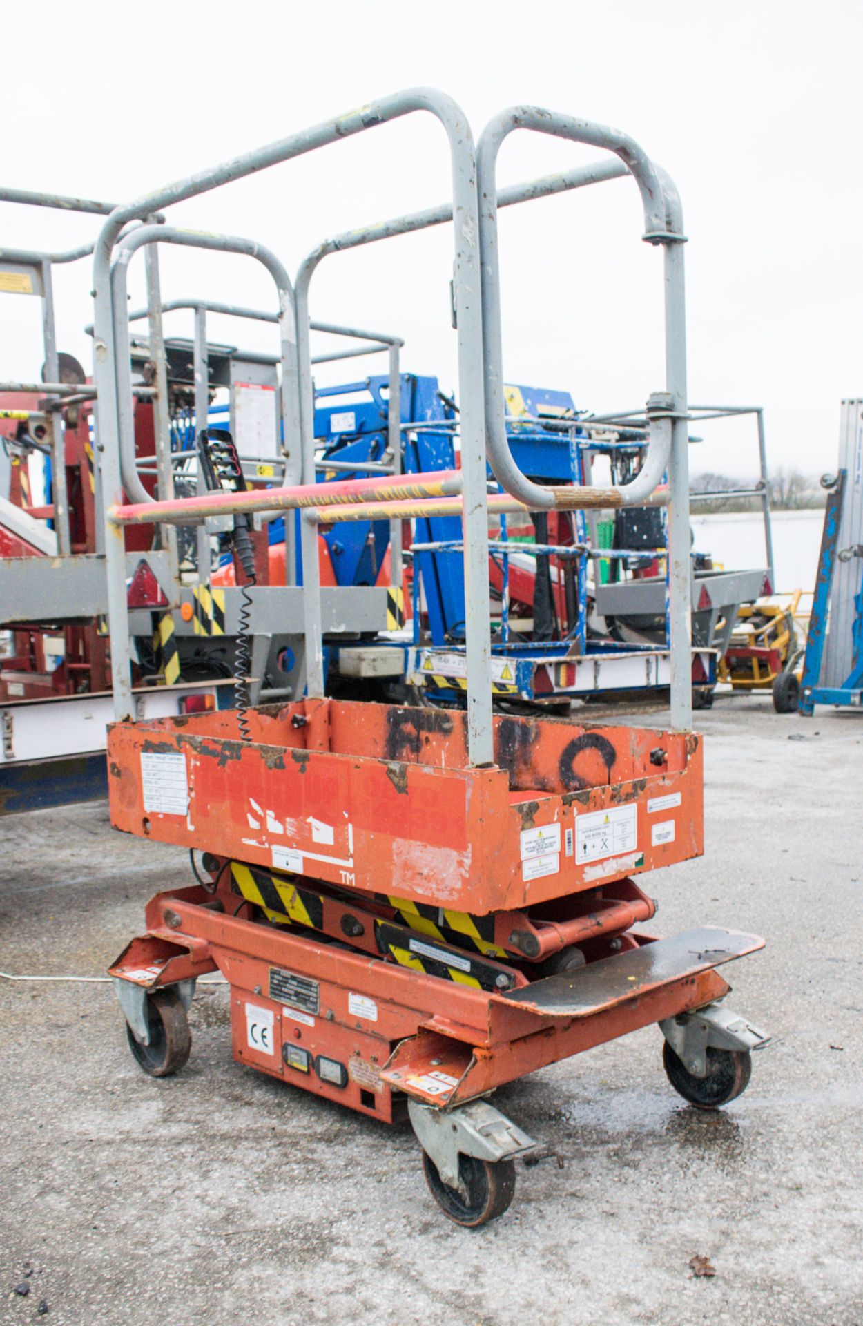 Pop-Up battery electric push along scissor lift 08FP0019 - Image 3 of 5