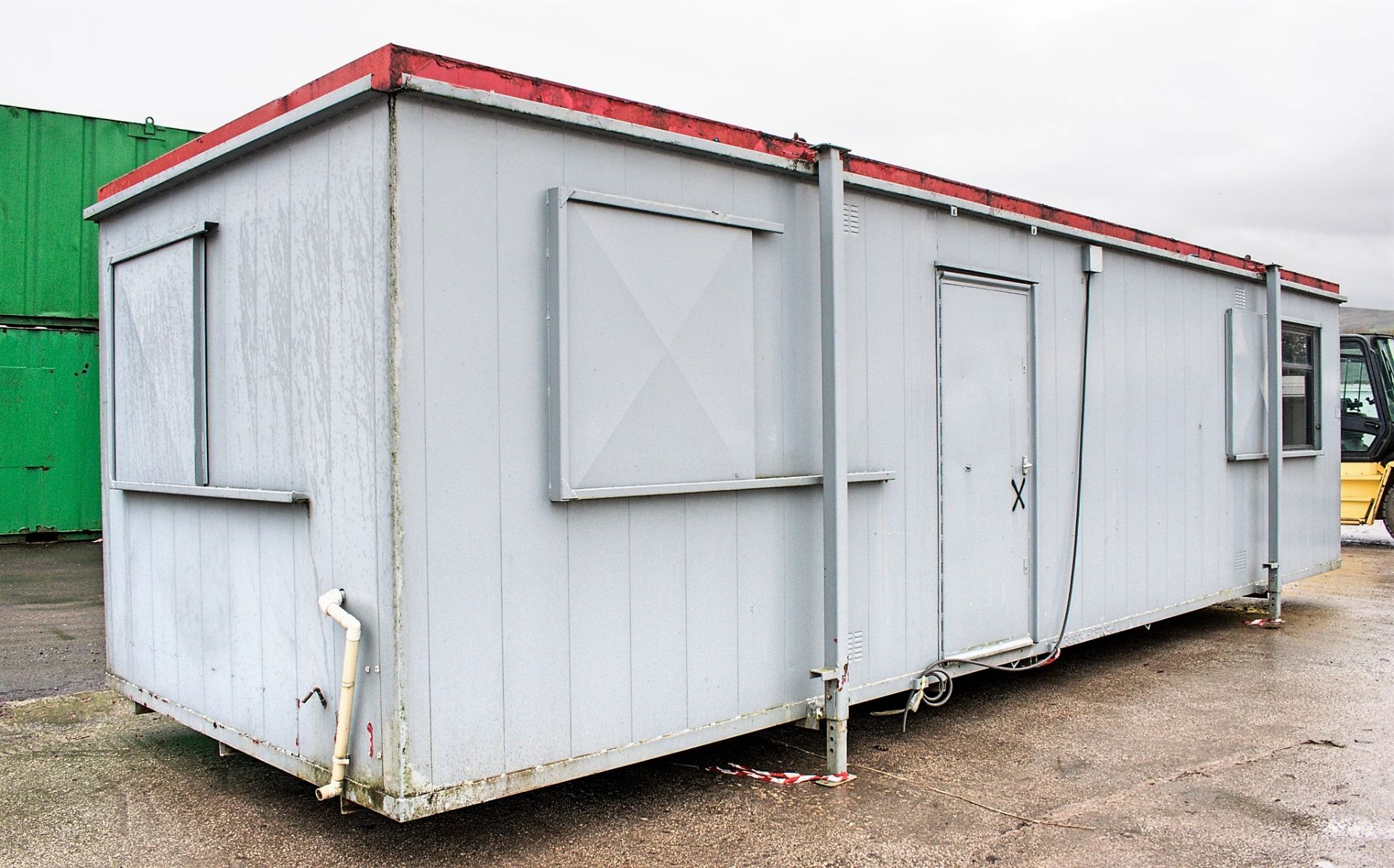 32 ft 10 ft steel anti-vandal jack leg office site unit  Comprising of: Lobby, office & canteen - Image 4 of 10