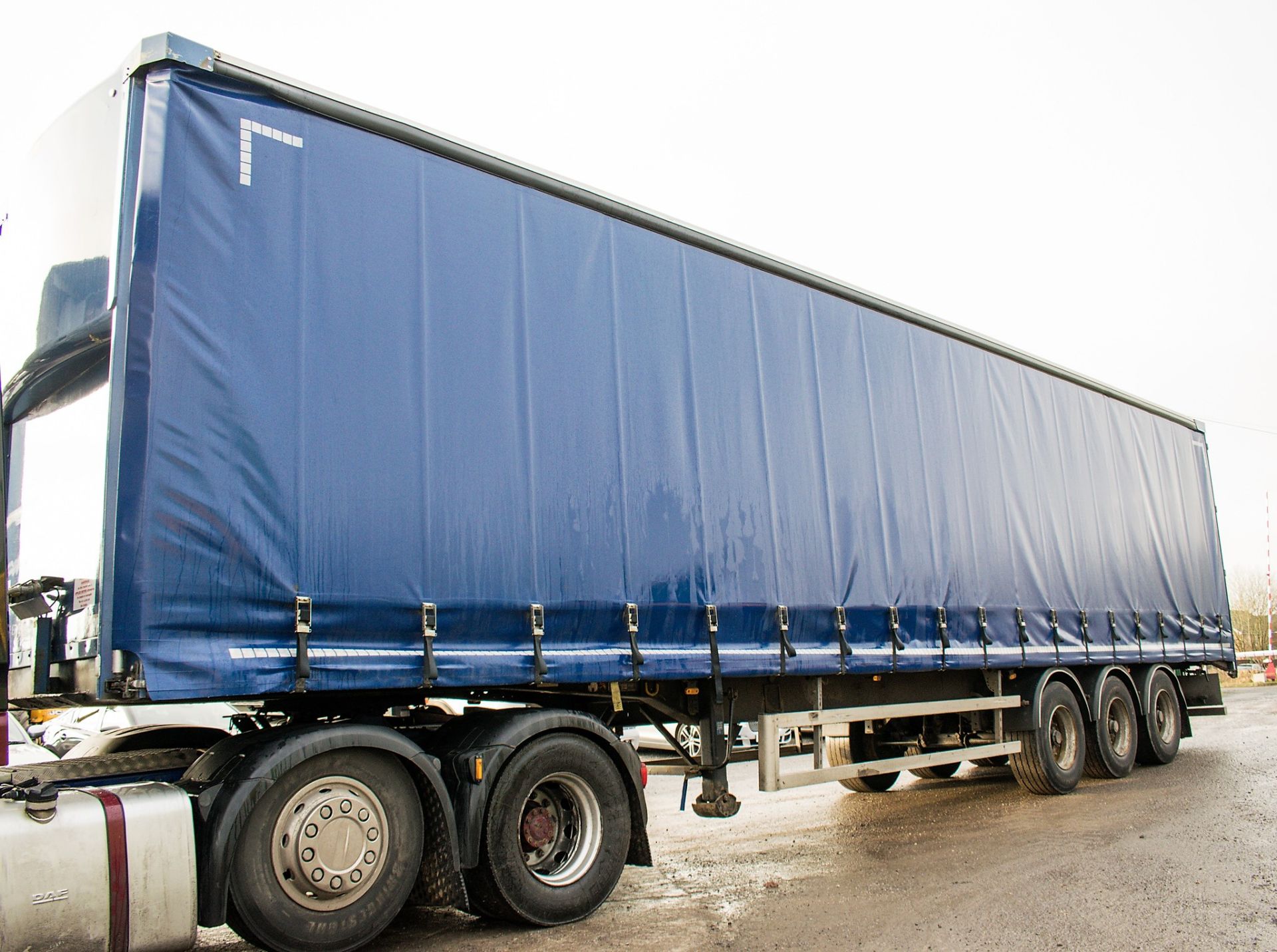 SDC 13.6 metre tri-axle flat bed curtain side trailer Year: 2010 Chassis Number: 106372 - Image 2 of 12