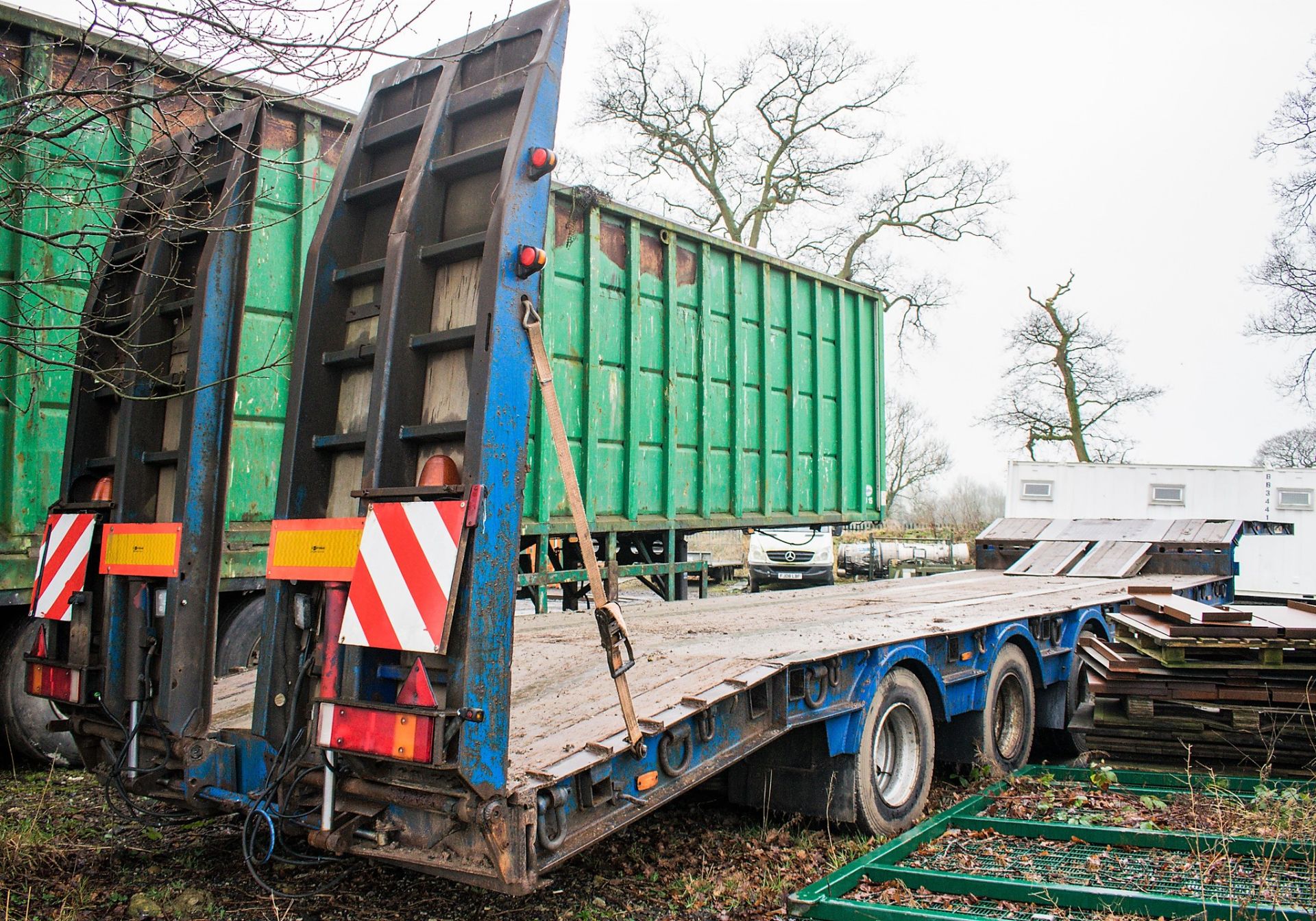 King 13.6 metre step frame tri-axle low loader trailer Year: 2007 Identification Number: C255860 S/ - Image 4 of 16